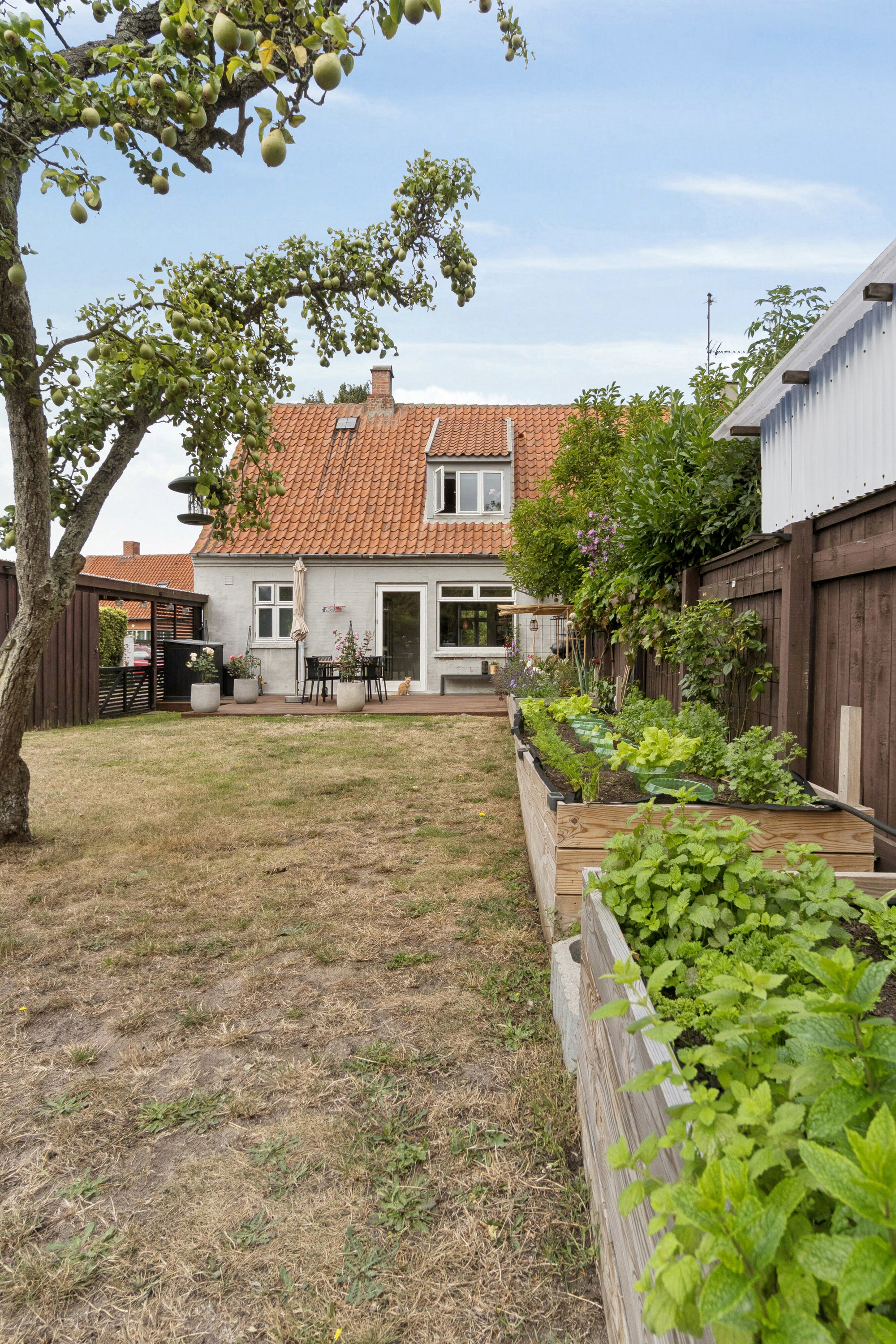 Fremhævet set fra haven billede i fuldskærmstilstand. Billede af Byledsgade 82, Rønne, 3700 Rønne