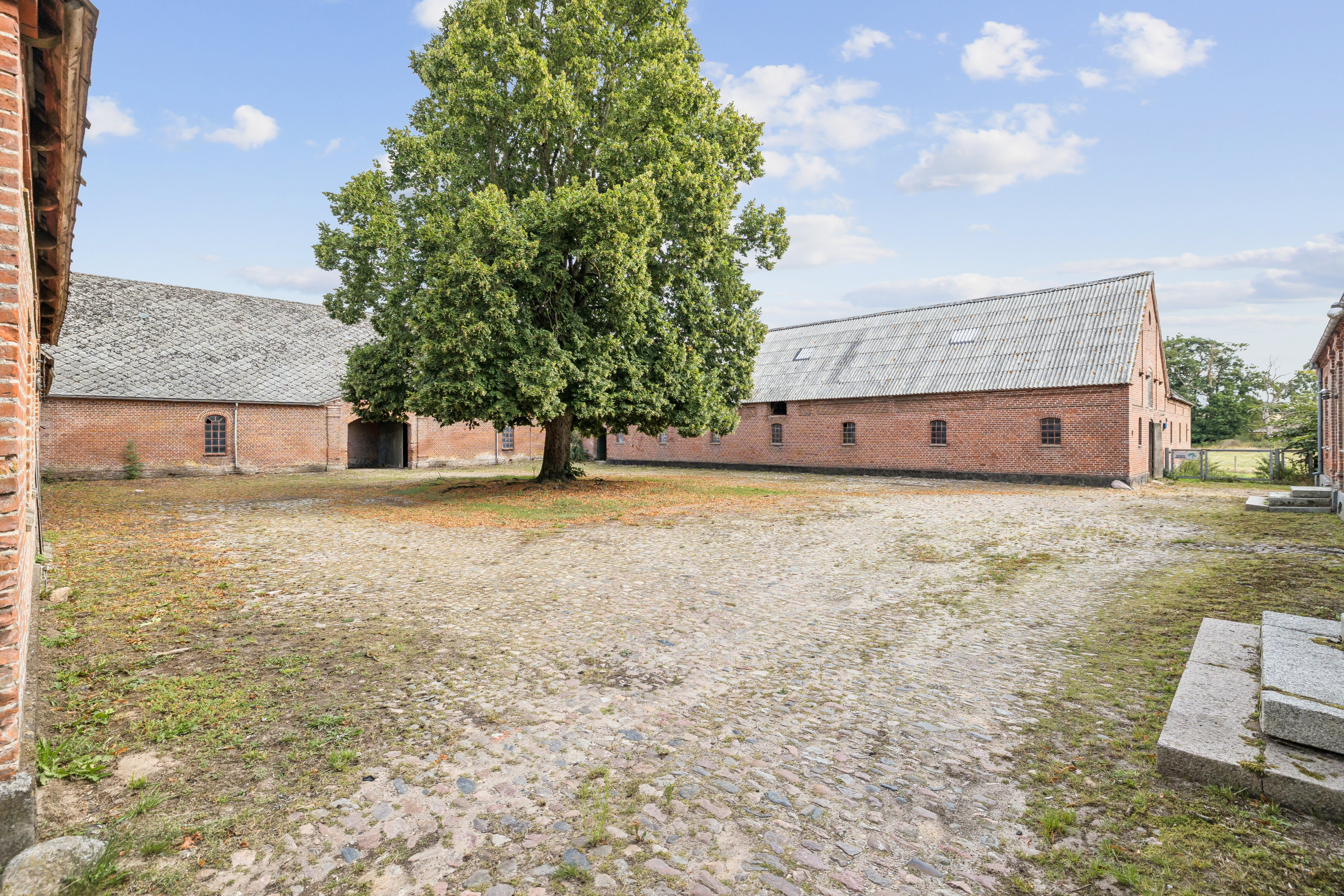 Fremhævet gårdsplads billede i fuldskærmstilstand. Billede af Emborgvej 114, 8660 Skanderborg
