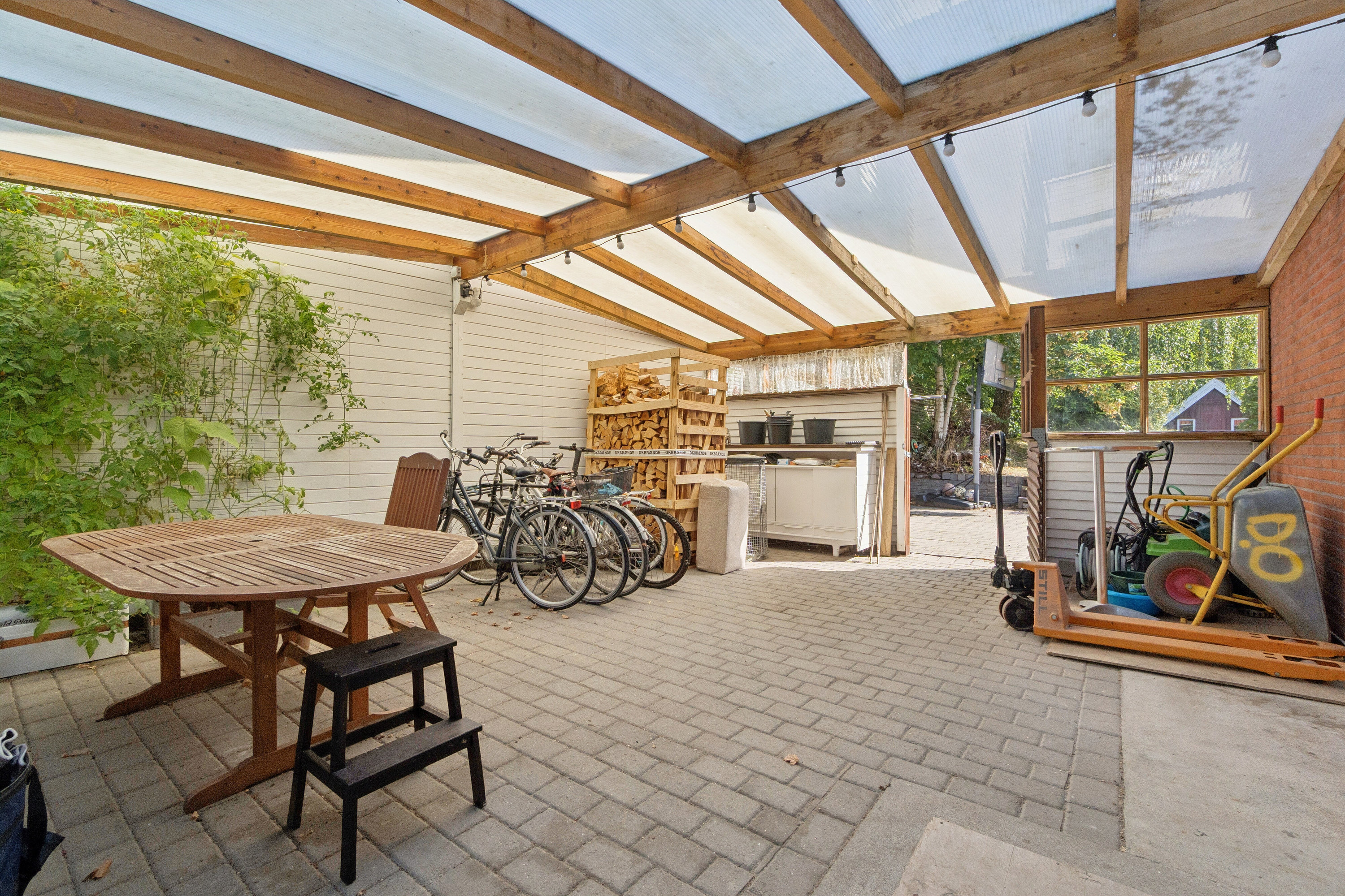 Fremhævet overdækket terrasse billede i fuldskærmstilstand. Billede af Stavnsbjergvej 2, 2650 Hvidovre