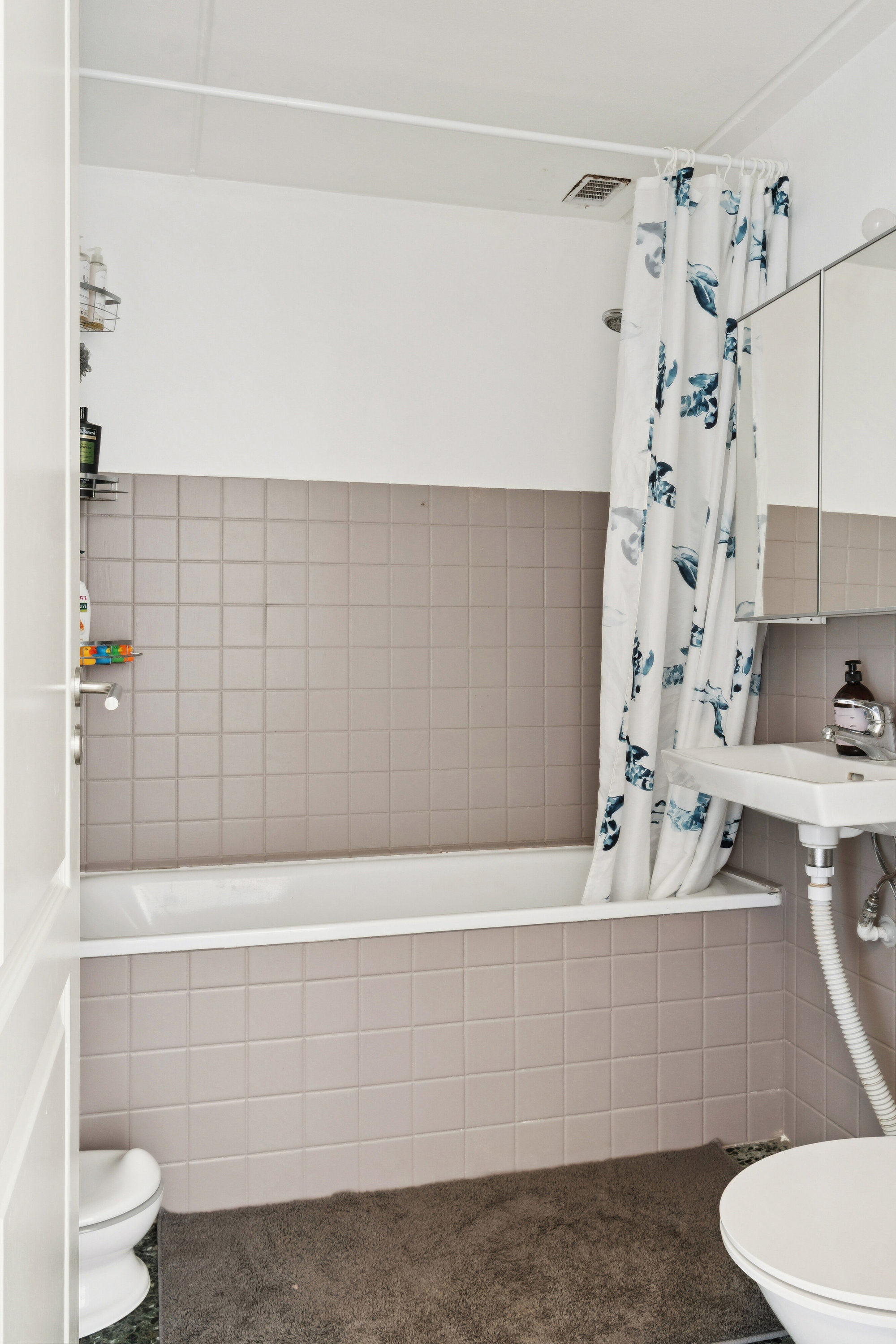 Fremhævet badeværelse billede i fuldskærmstilstand. Billede af Vættehøjen 8, 4700 Næstved