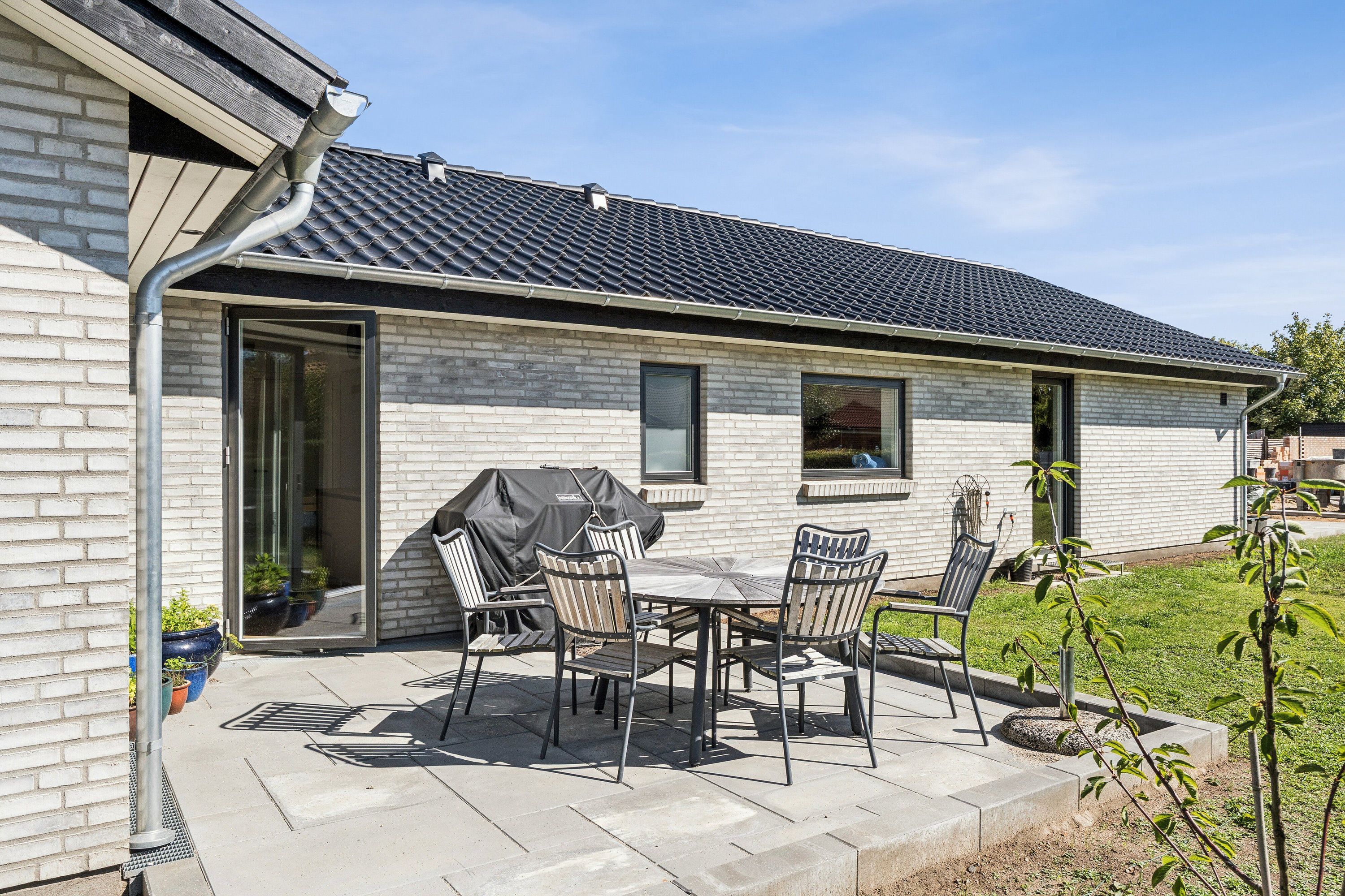 Fremhævet terrasse billede i fuldskærmstilstand. Billede af Østerbyvej 1C, 8310 Tranbjerg J