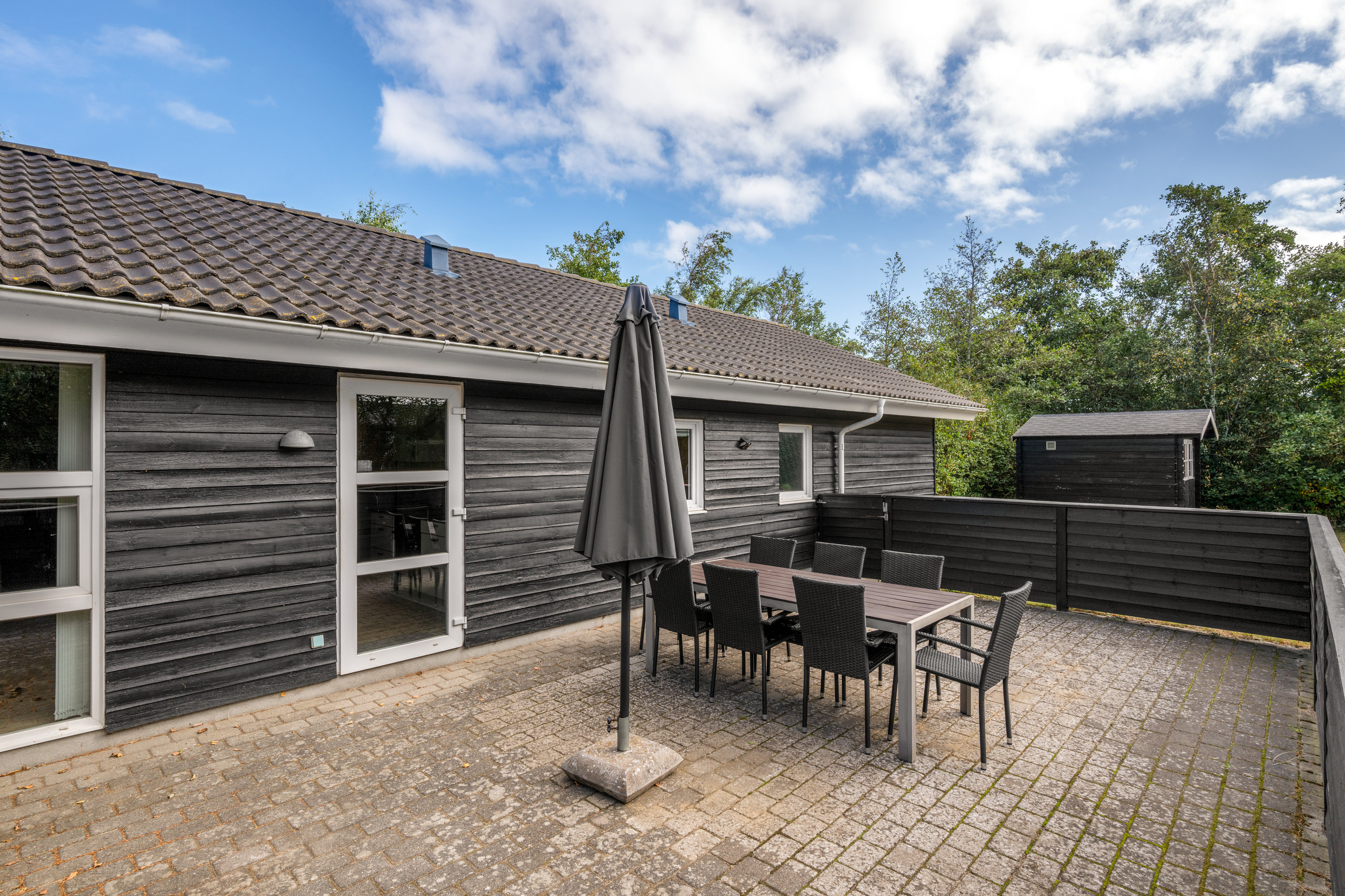 Fremhævet terrasse billede i fuldskærmstilstand. Billede af Blåbærvej 16, Vostrup, 6880 Tarm