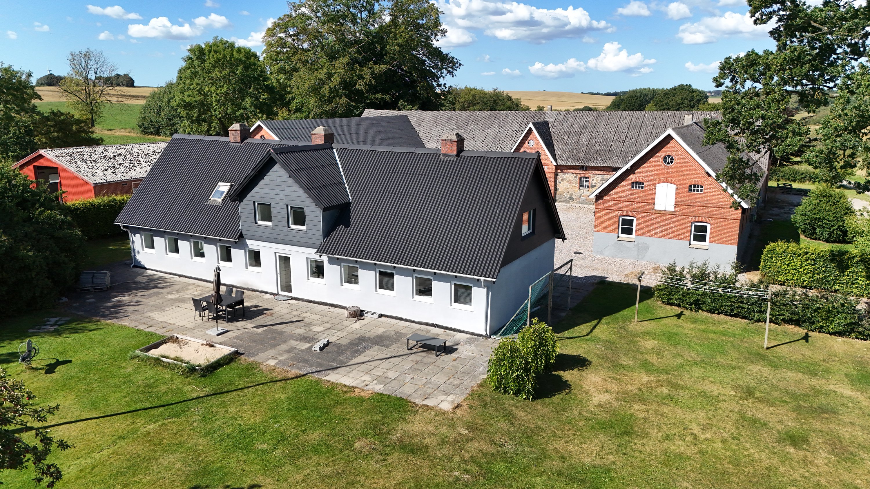Fremhævet drone billede i fuldskærmstilstand. Billede af Mejlbyvej 139, Fyrkilde, 9610 Nørager