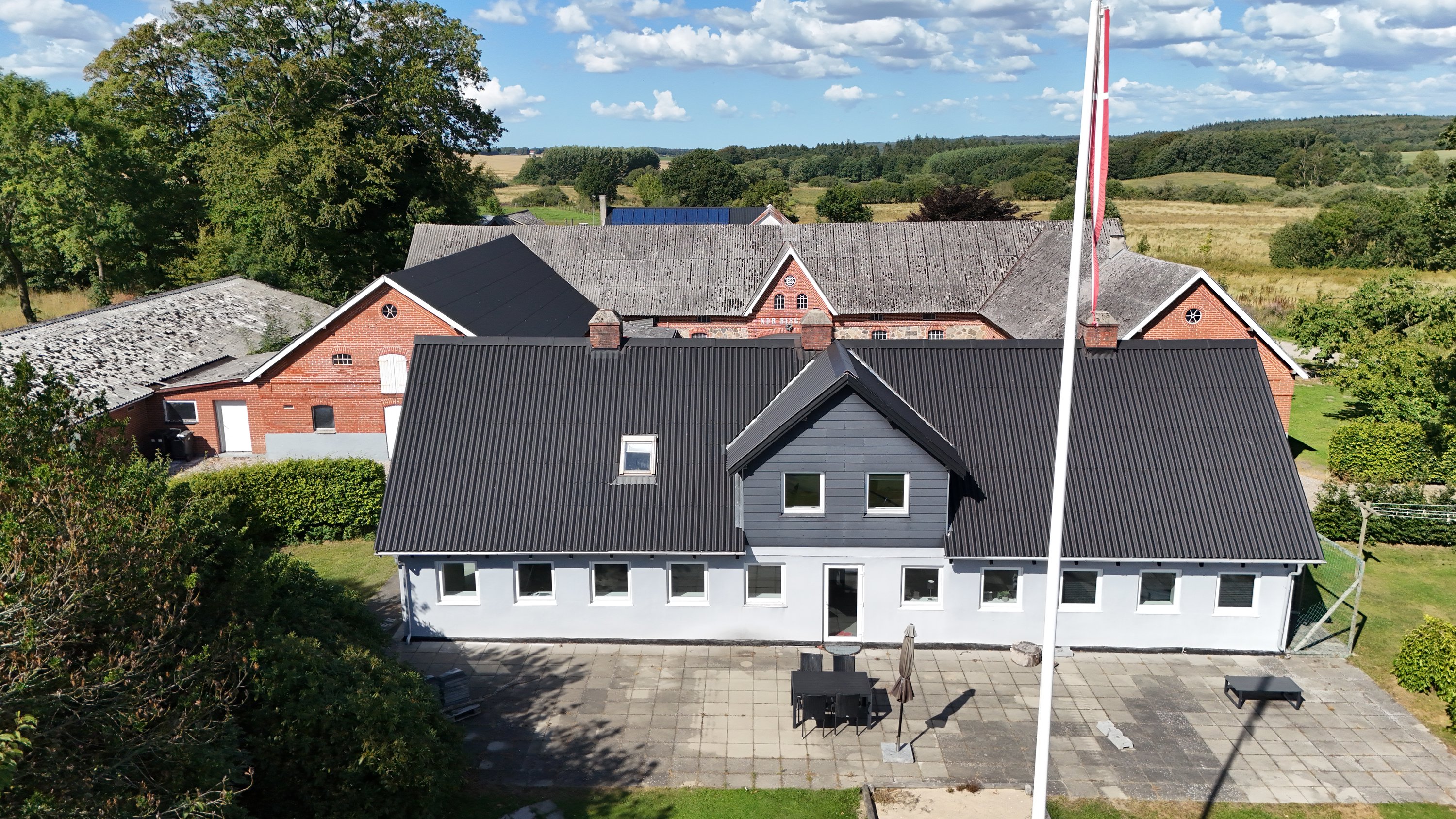 Fremhævet drone billede i fuldskærmstilstand. Billede af Mejlbyvej 139, Fyrkilde, 9610 Nørager