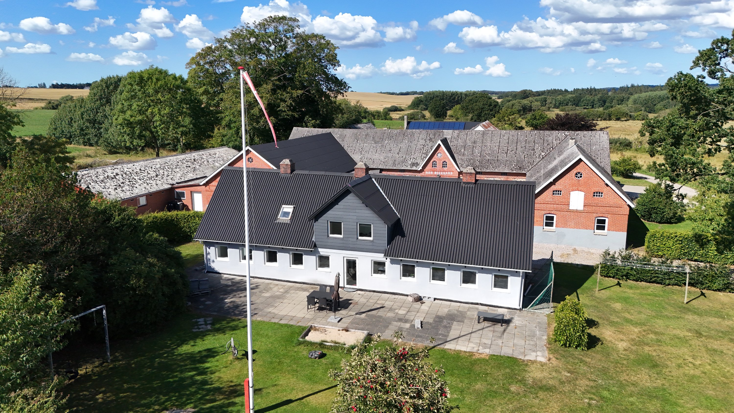 Fremhævet drone billede i fuldskærmstilstand. Billede af Mejlbyvej 139, Fyrkilde, 9610 Nørager