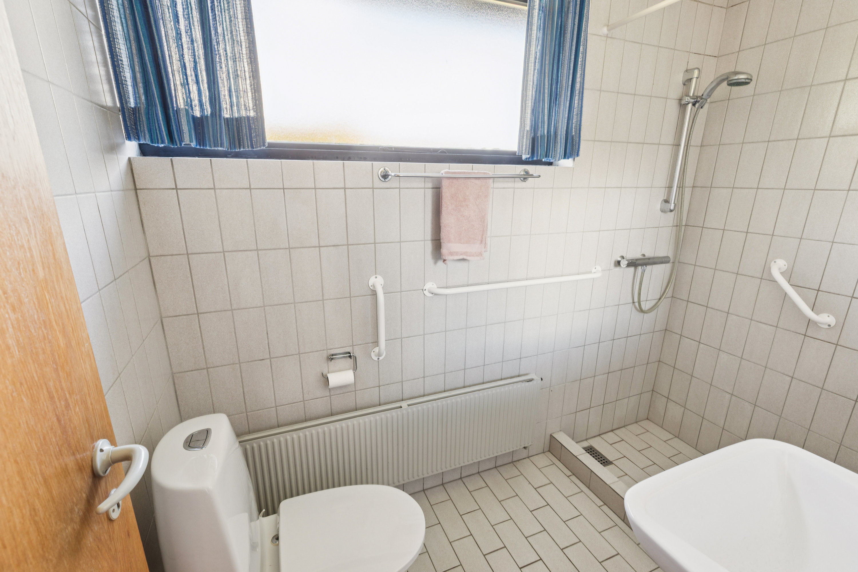 Fremhævet badeværelse billede i fuldskærmstilstand. Billede af Lindetoften 34, 2630 Taastrup