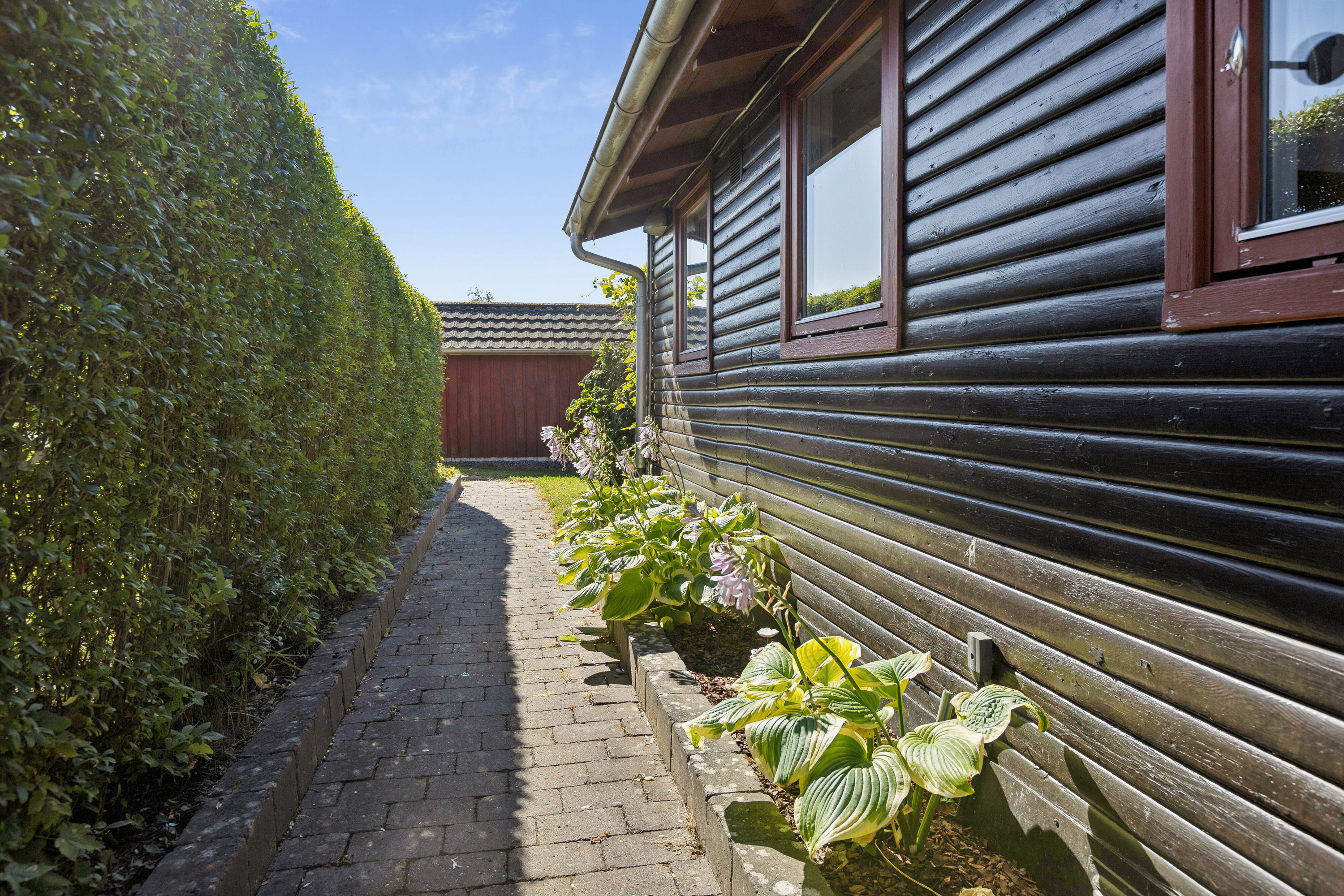 Fremhævet set fra haven billede i fuldskærmstilstand. Billede af Møllebakken 66, 4793 Bogø By