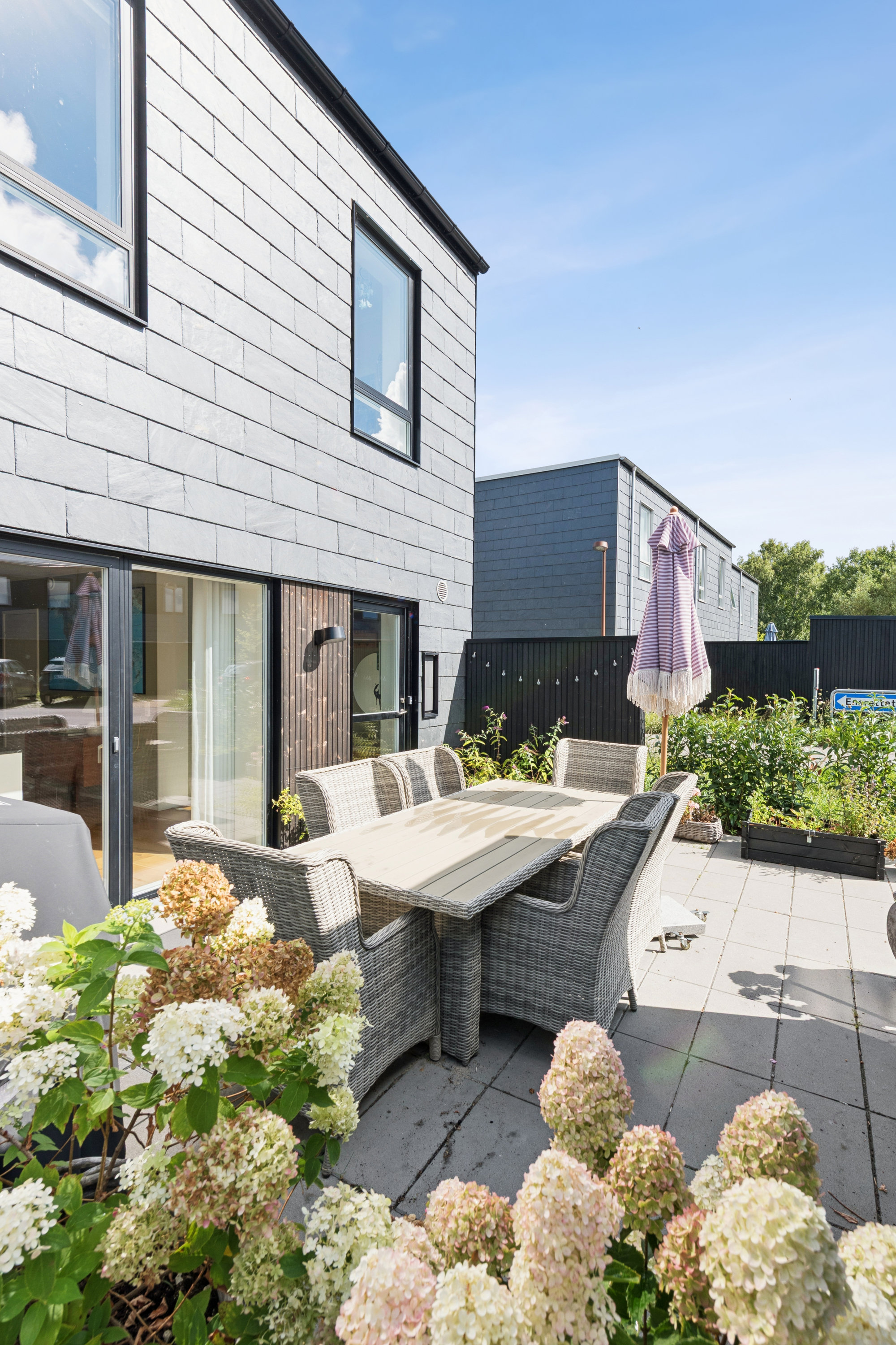 Fremhævet terrasse billede i fuldskærmstilstand. Billede af Faldskærmsvej 31, Jonstrup, 3500 Værløse