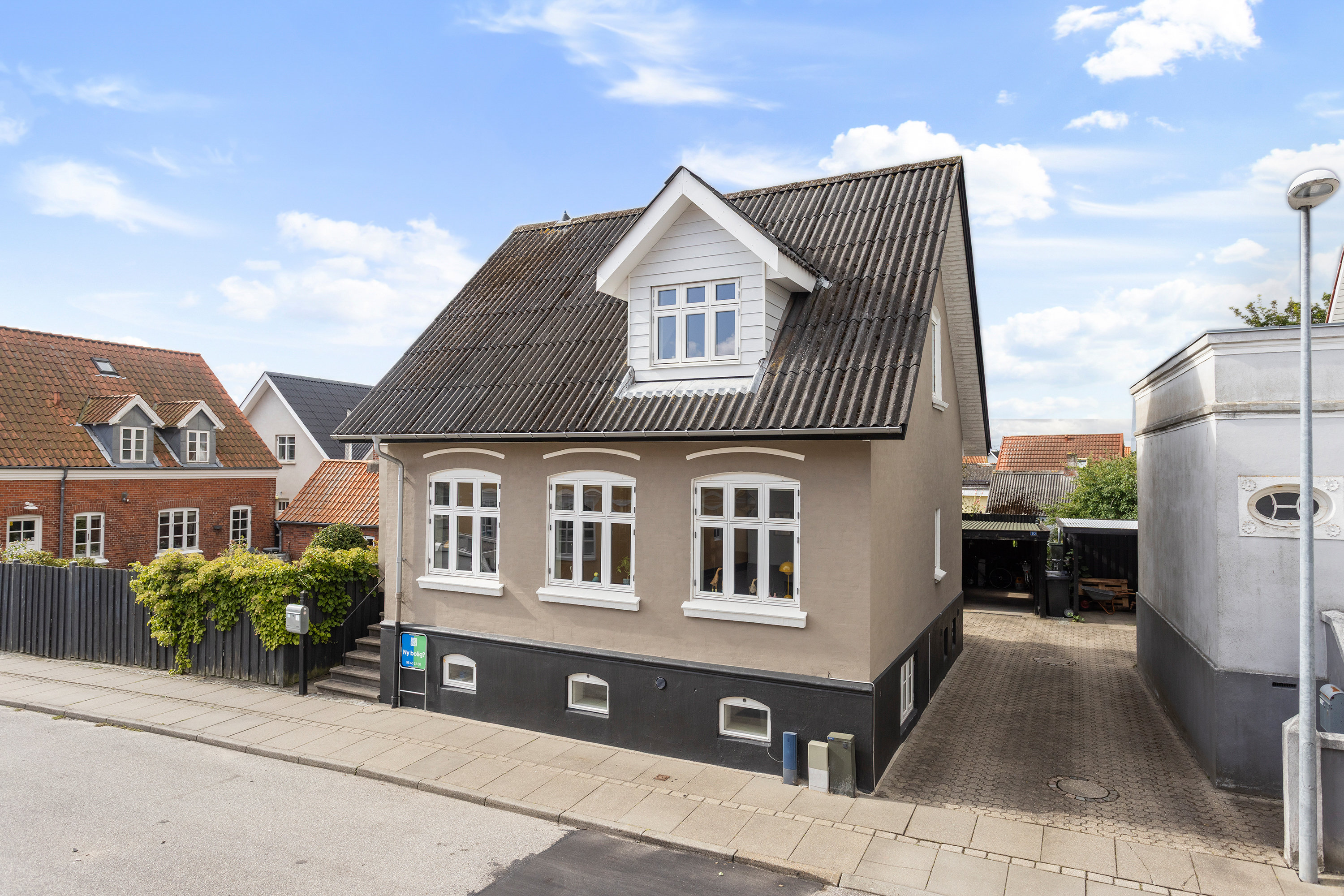 Fremhævet facade billede i fuldskærmstilstand. Billede af Fredensgade 10, 9900 Frederikshavn