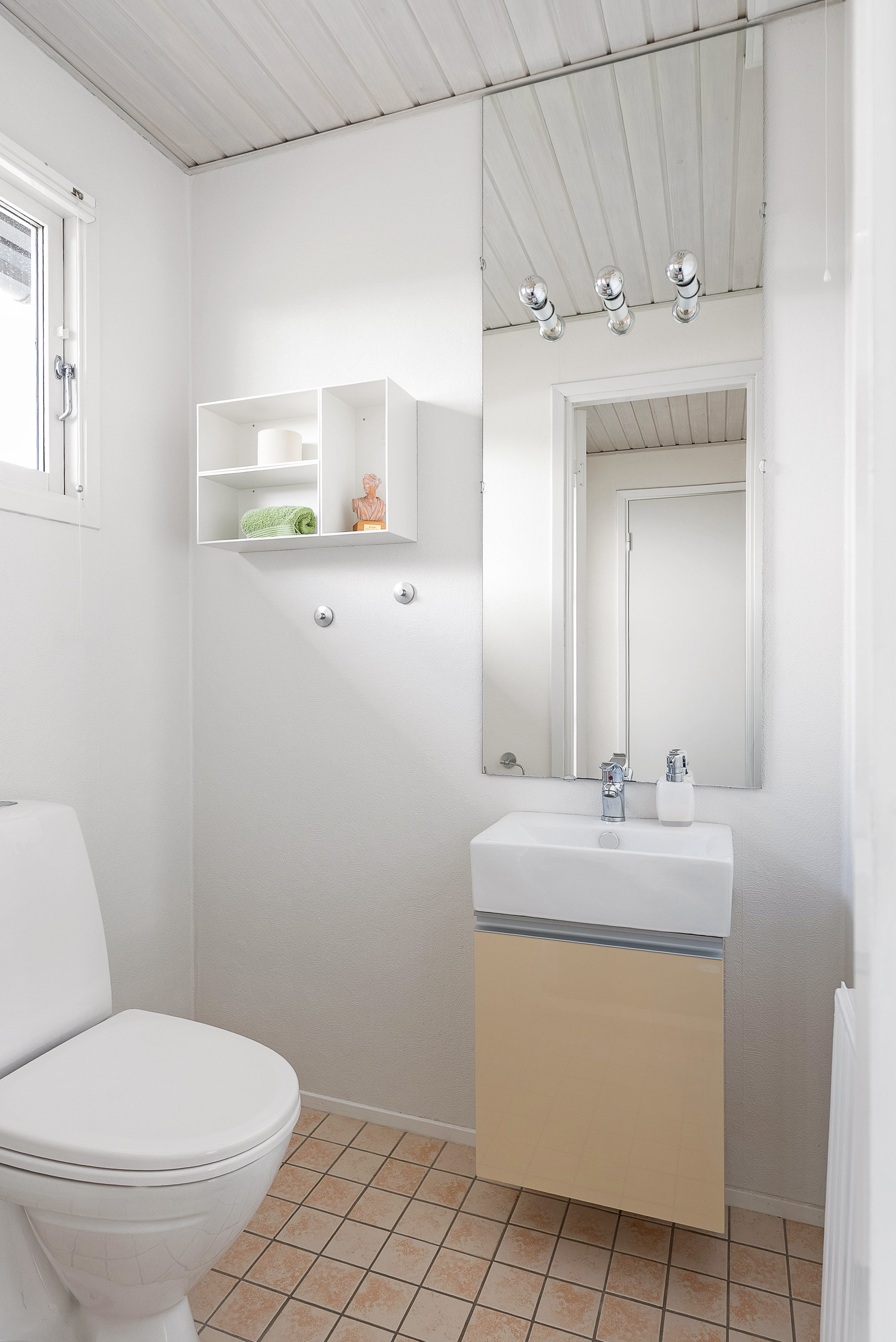 Fremhævet toilet billede i fuldskærmstilstand. Billede af Stensgårdvænget 7, 5230 Odense M