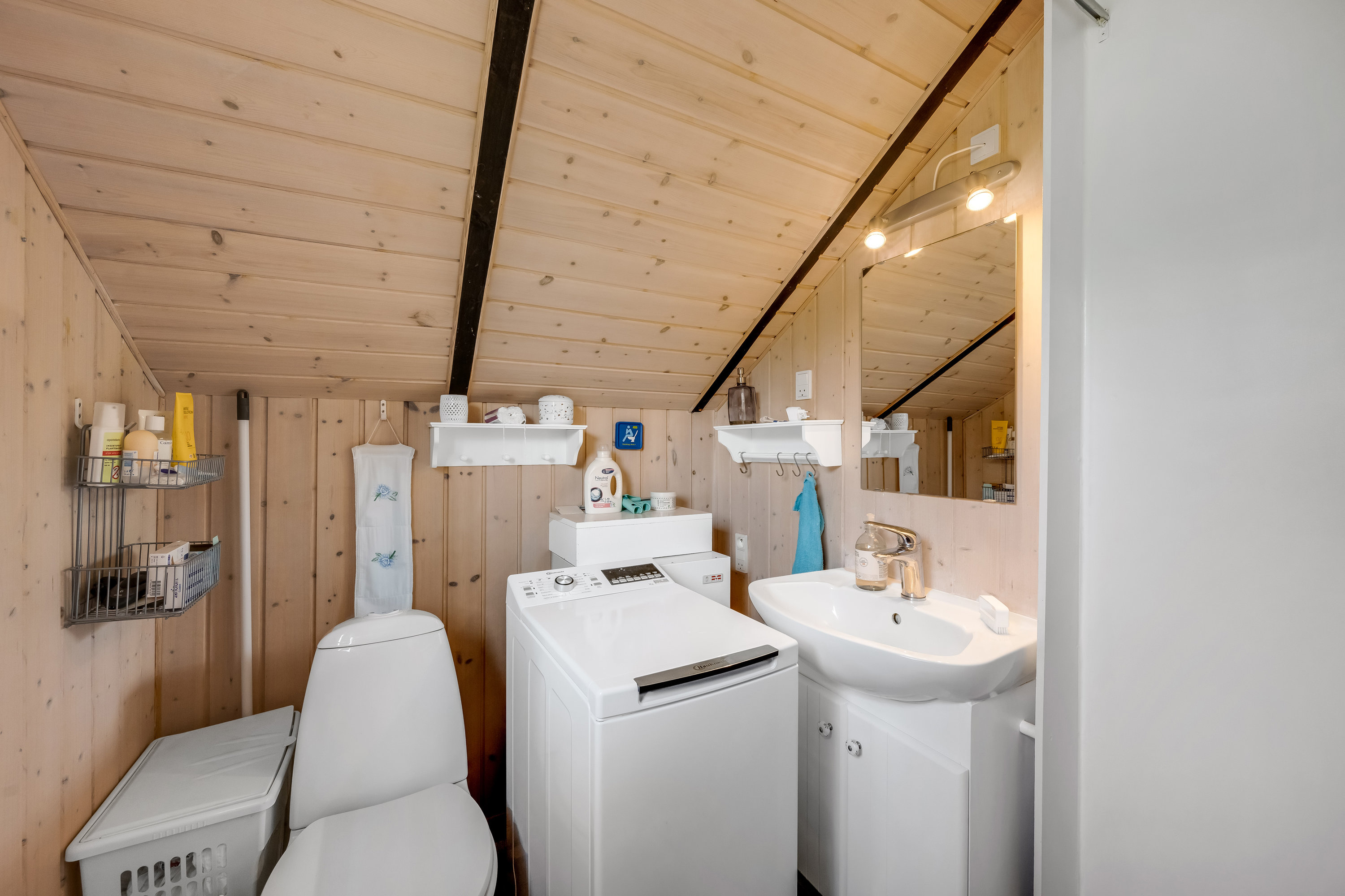 Fremhævet toilet billede i fuldskærmstilstand. Billede af Klitrosevej 21, Stauning, 6900 Skjern