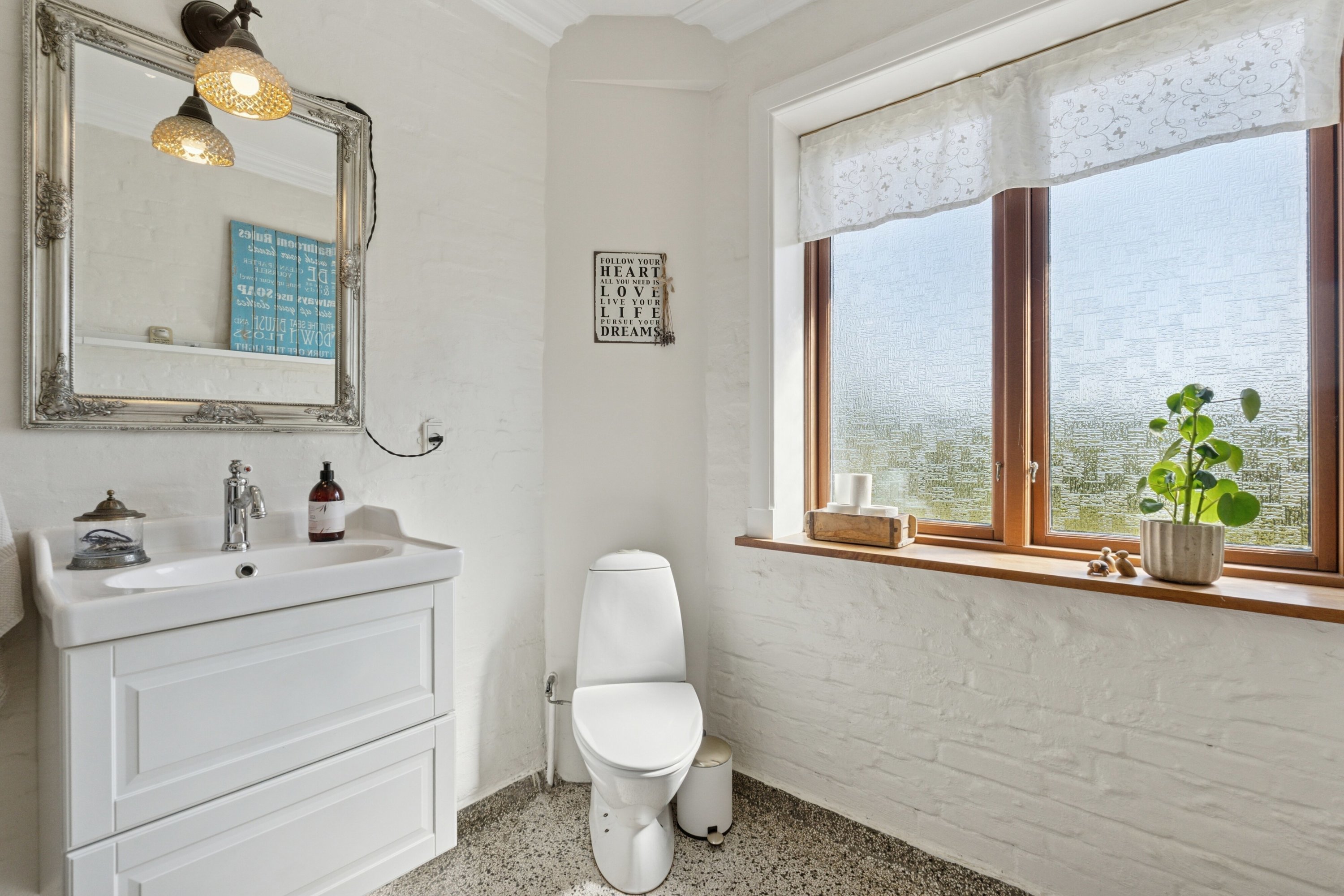 Fremhævet gæstetoilet billede i fuldskærmstilstand. Billede af Aagade 38, Vegger, 9240 Nibe