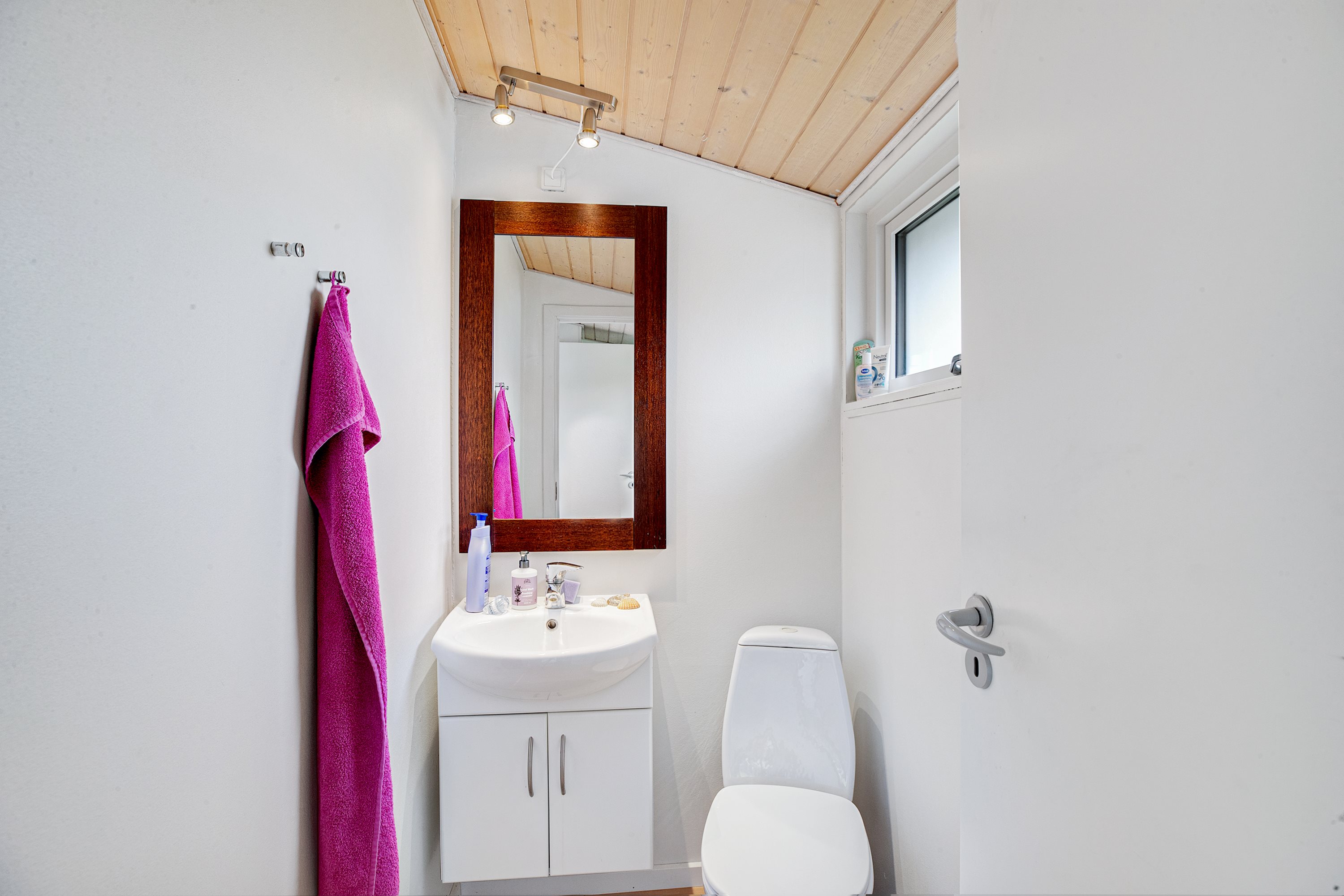 Fremhævet badeværelse billede i fuldskærmstilstand. Billede af Chr Bachsvej 9A, Asserballeskov, 6440 Augustenborg