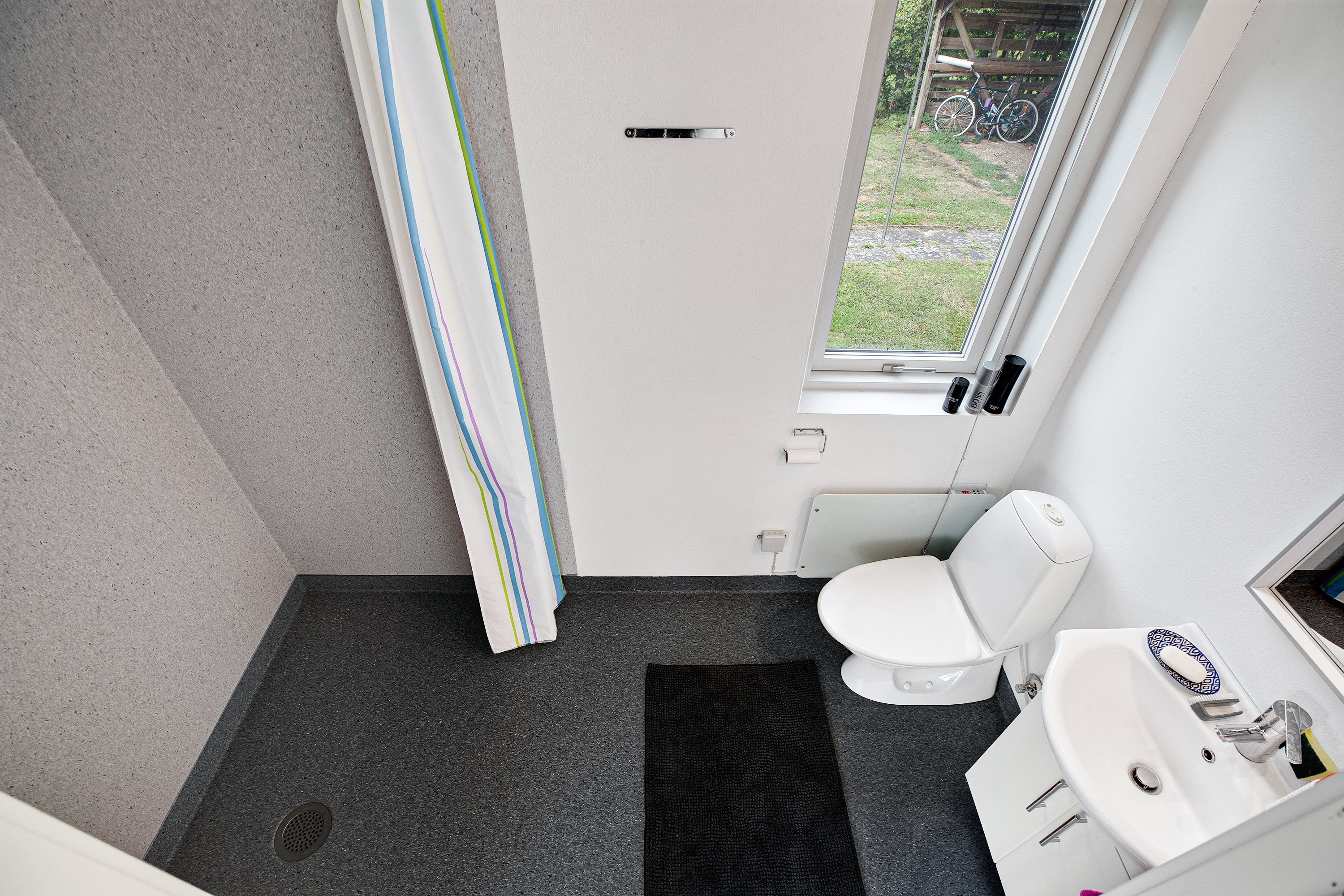 Fremhævet badeværelse billede i fuldskærmstilstand. Billede af Chr Bachsvej 9A, Asserballeskov, 6440 Augustenborg