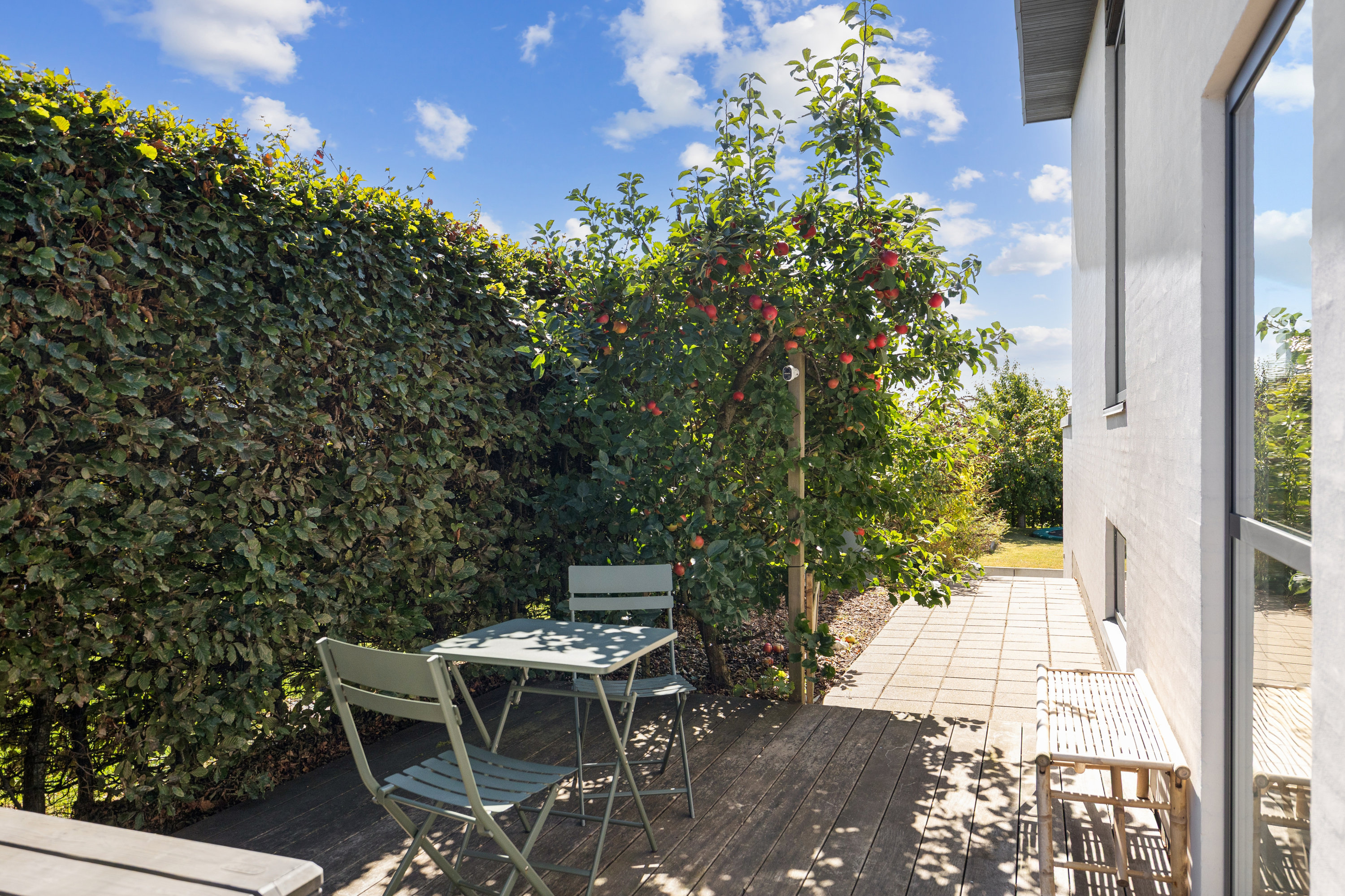 Fremhævet terrasse billede i fuldskærmstilstand. Billede af Elisabeths Vænge 22, Skanderborg Bakker, 8660 Skanderborg