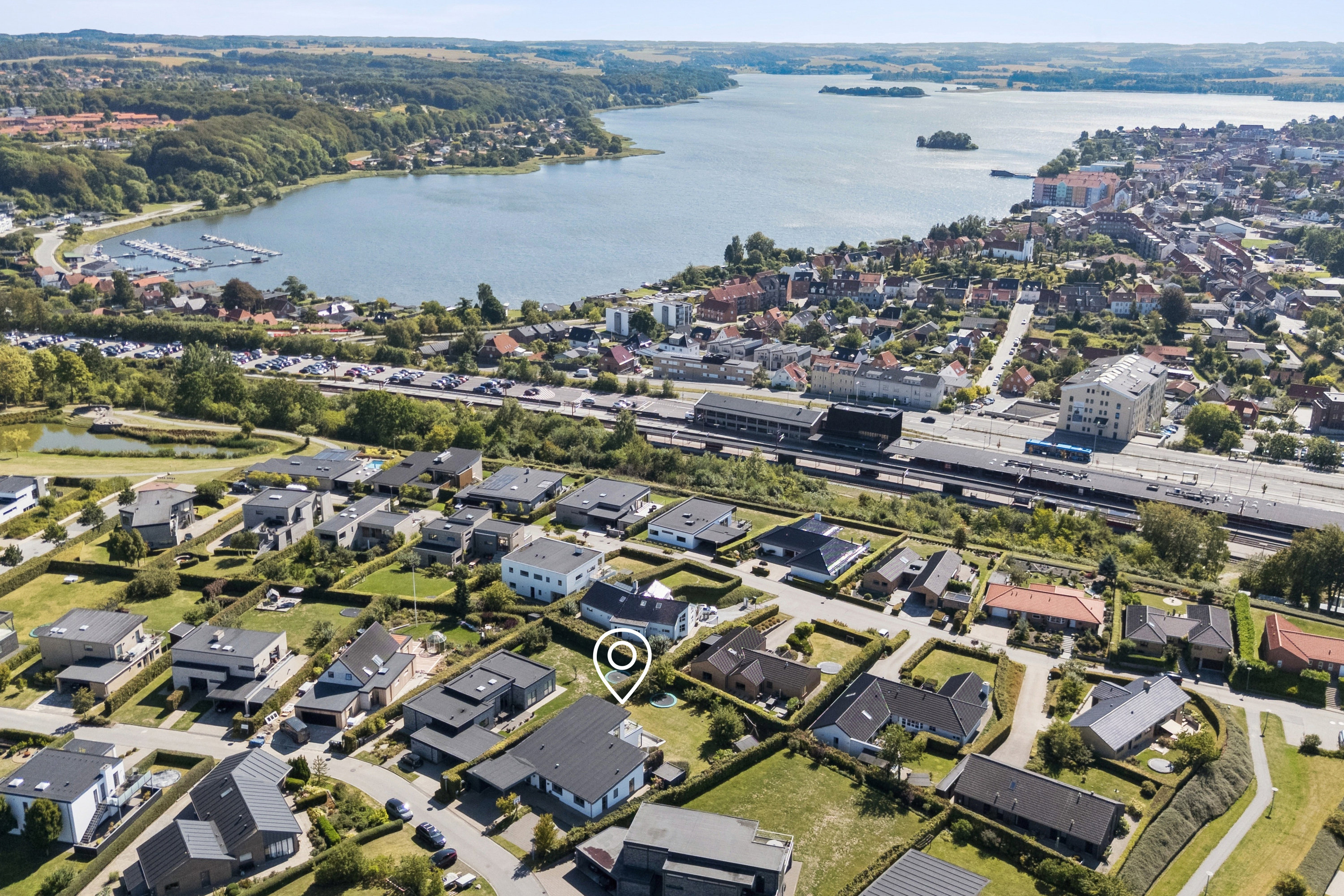 Fremhævet luftfoto billede i fuldskærmstilstand. Billede af Elisabeths Vænge 22, Skanderborg Bakker, 8660 Skanderborg