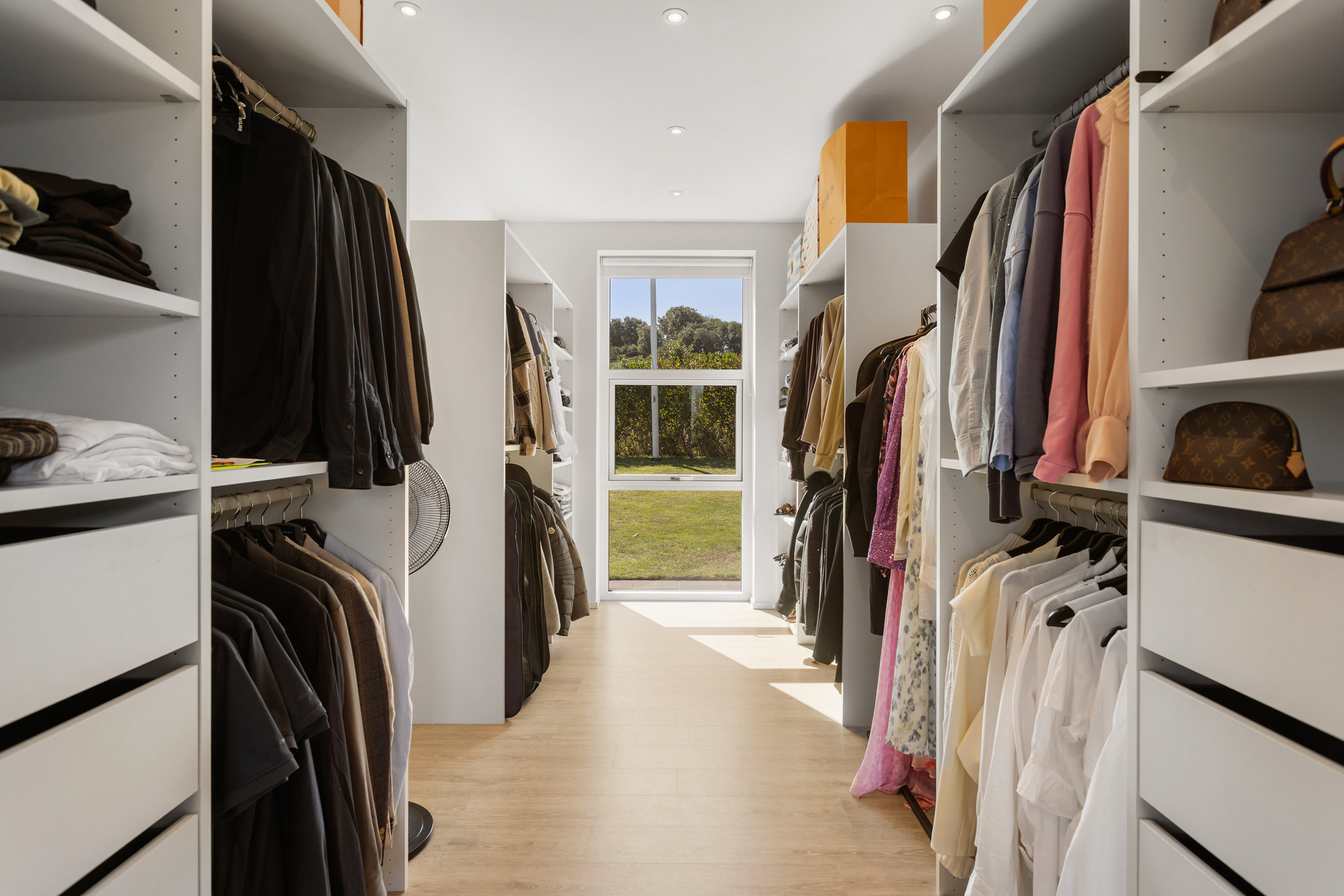 Fremhævet walkin closet billede i fuldskærmstilstand. Billede af Vesteråsene 24, 9900 Frederikshavn