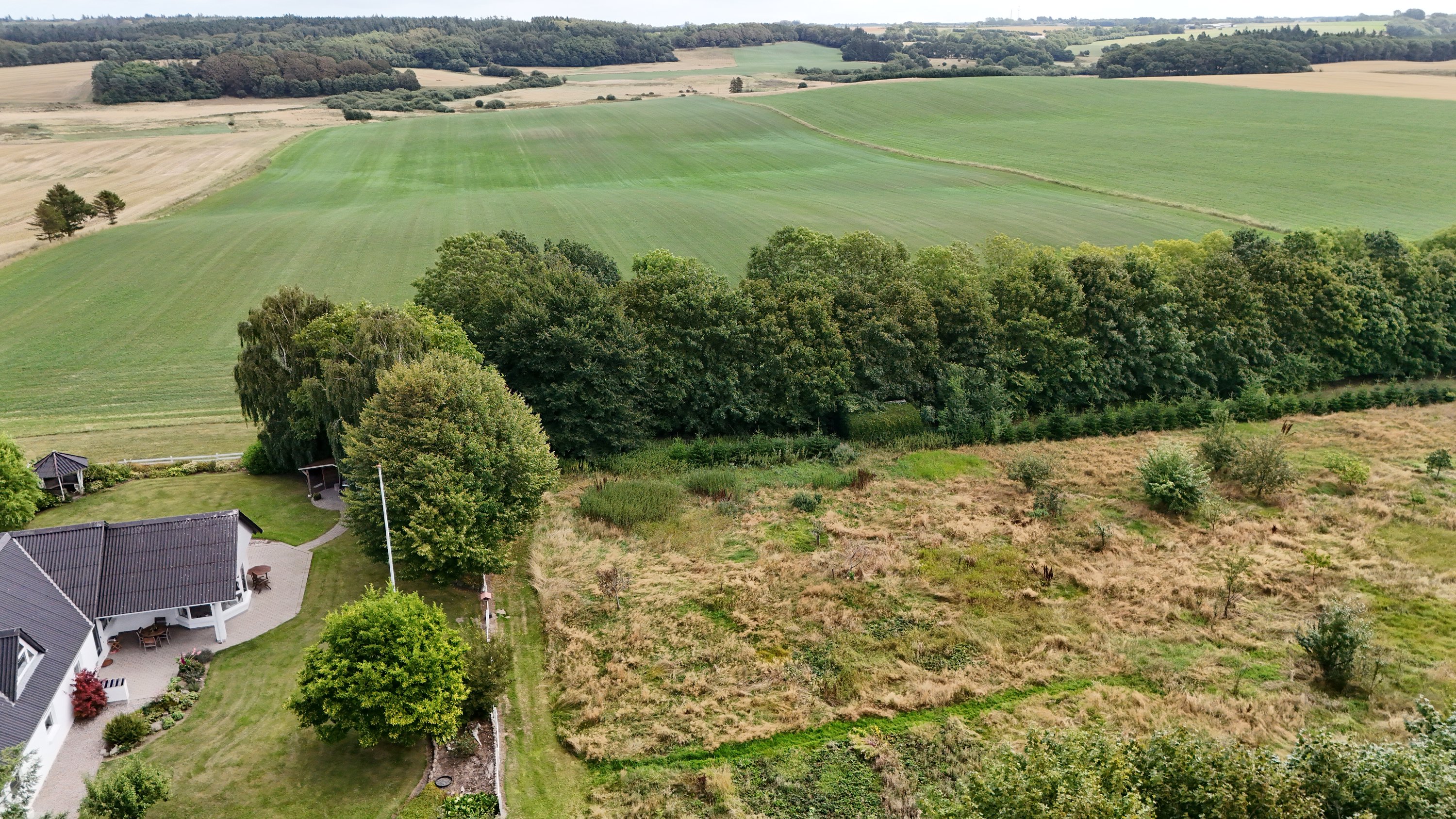 Fremhævet drone billede i fuldskærmstilstand. Billede af Fyrkildevej 46, 9610 Nørager