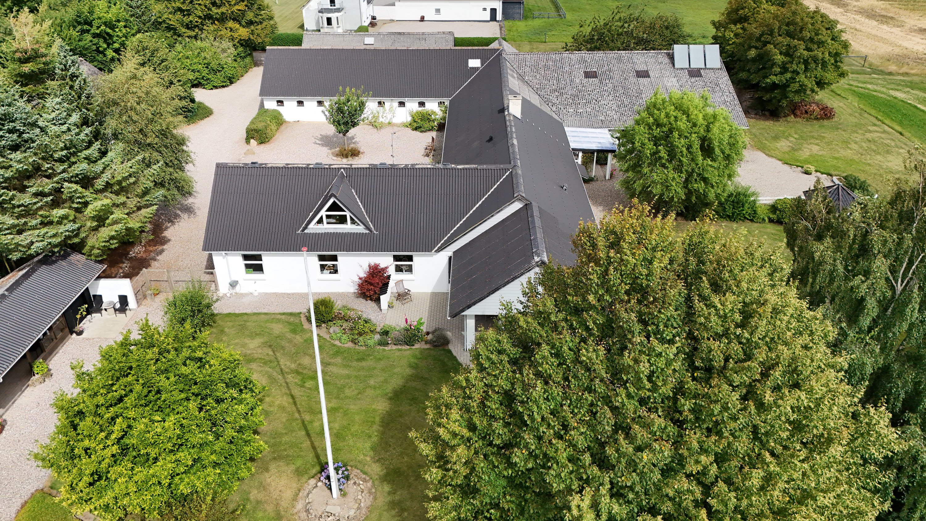 Fremhævet drone billede i fuldskærmstilstand. Billede af Fyrkildevej 46, 9610 Nørager