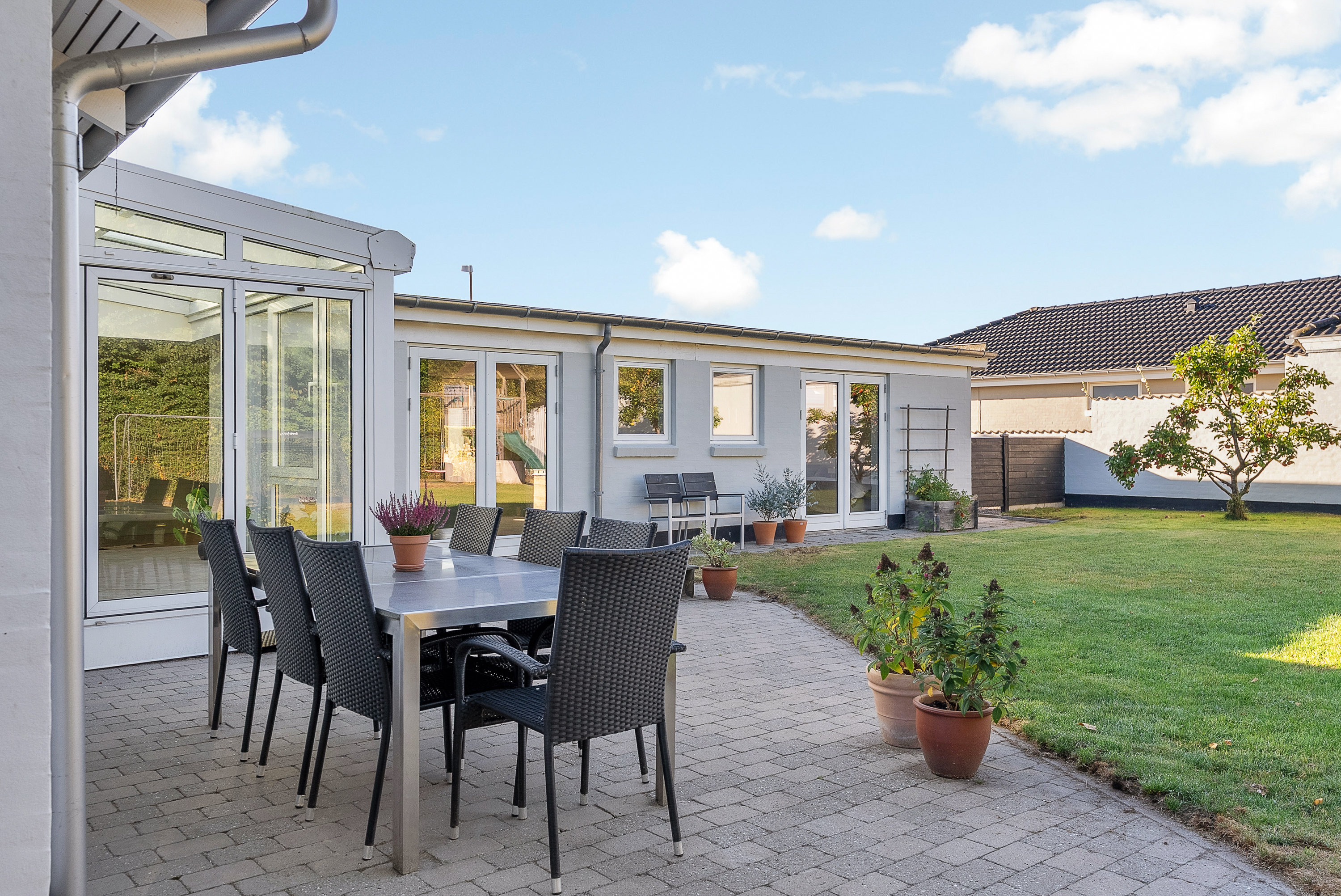 Fremhævet terrasse billede i fuldskærmstilstand. Billede af Havtornvænget 3, Korup, 5210 Odense NV