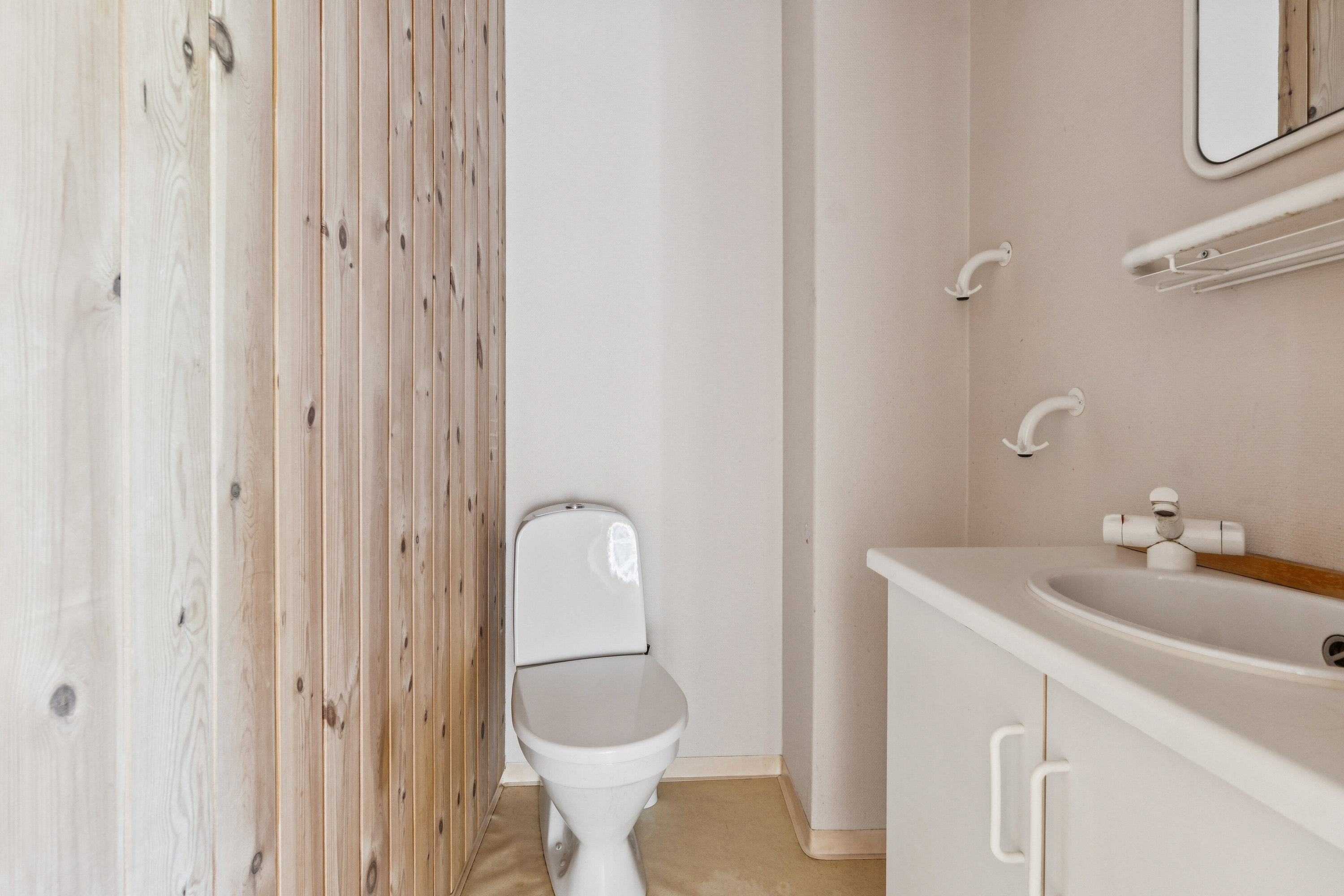 Fremhævet toilet billede i fuldskærmstilstand. Billede af Hulvejen 15, Smedeby, 6340 Kruså