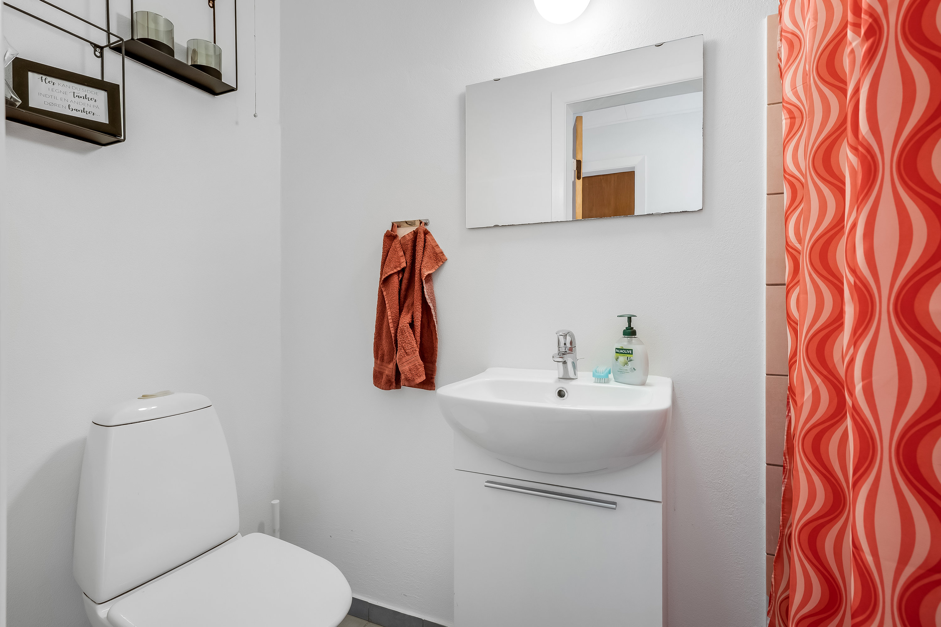 Fremhævet toilet billede i fuldskærmstilstand. Billede af Mølledammen 2, 6800 Varde