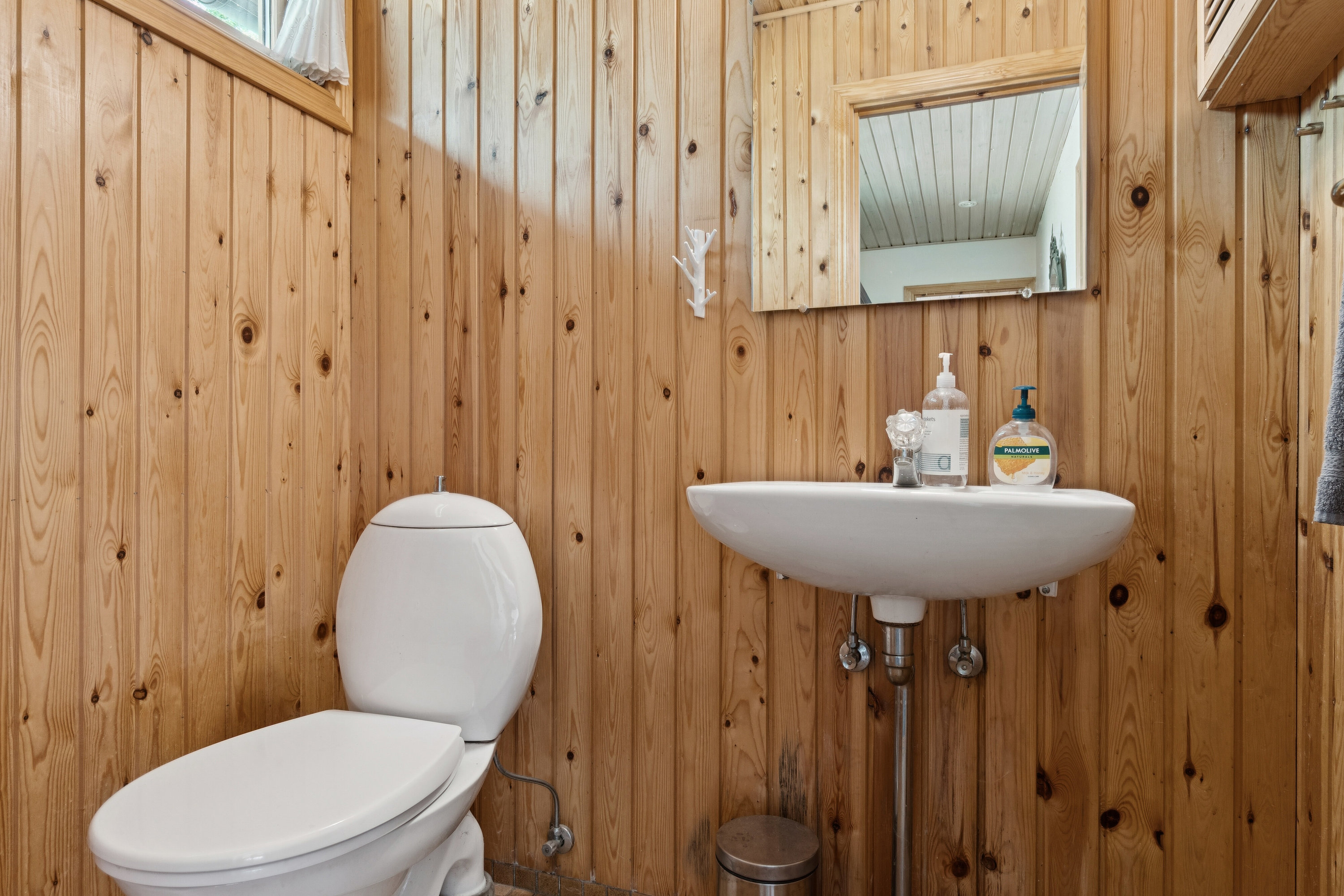 Fremhævet toilet billede i fuldskærmstilstand. Billede af Skjalm Hvidesvej 50, Ved Tisvilde Hegn, 3300 Frederiksværk