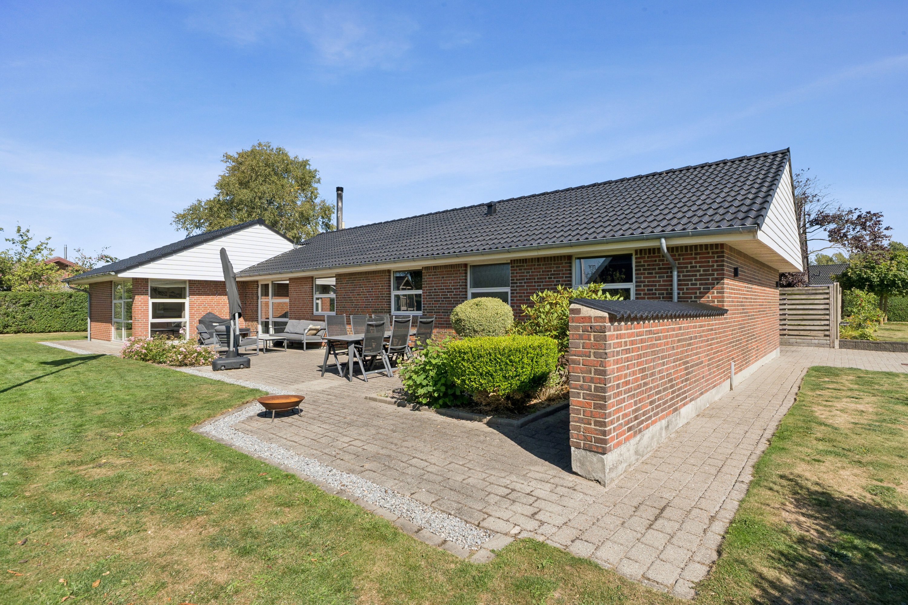 Fremhævet set fra haven billede i fuldskærmstilstand. Billede af Glentevej 11, 7430 Ikast