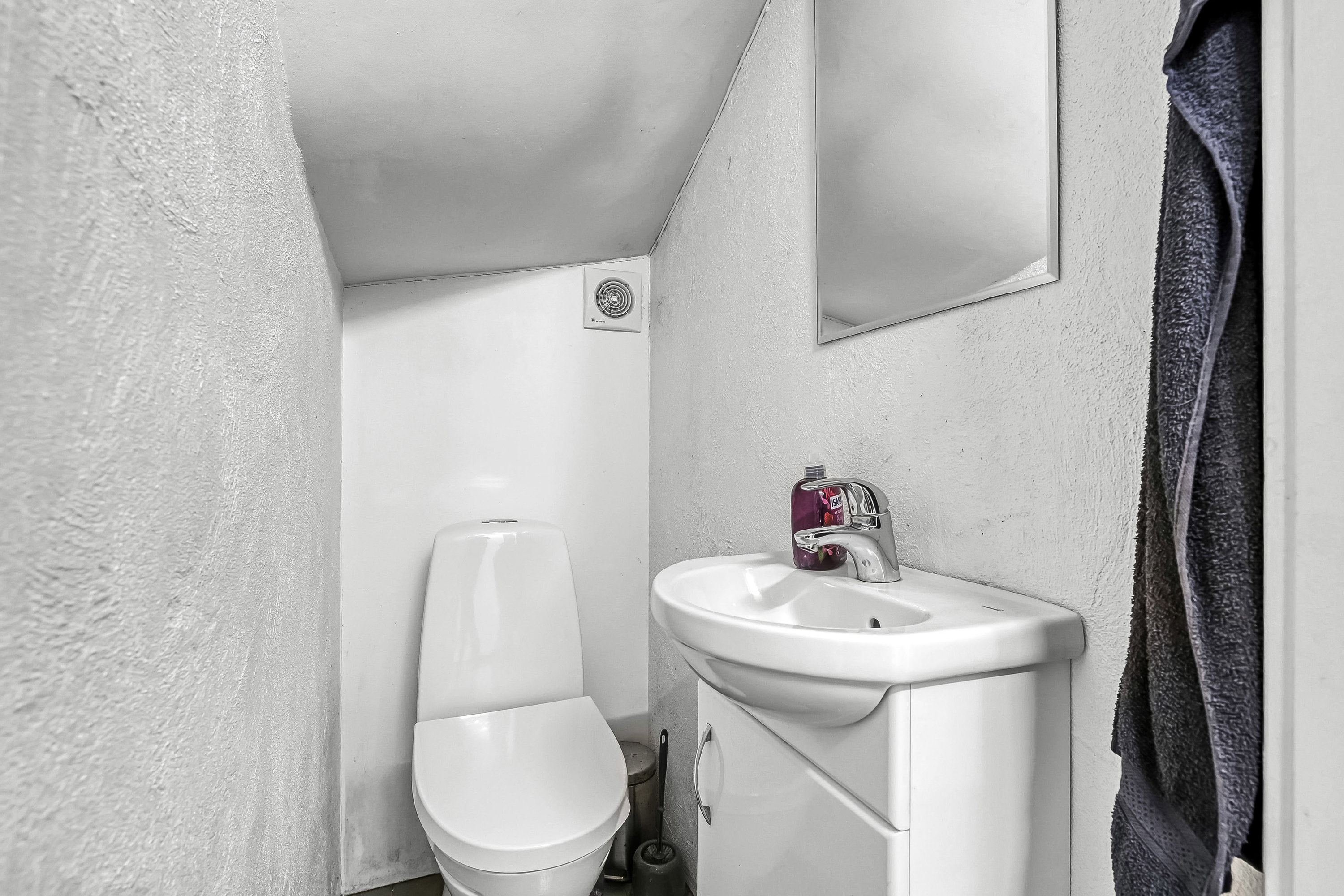 Fremhævet toilet billede i fuldskærmstilstand. Billede af Lodsvænget 68, Hjerting, 6710 Esbjerg V