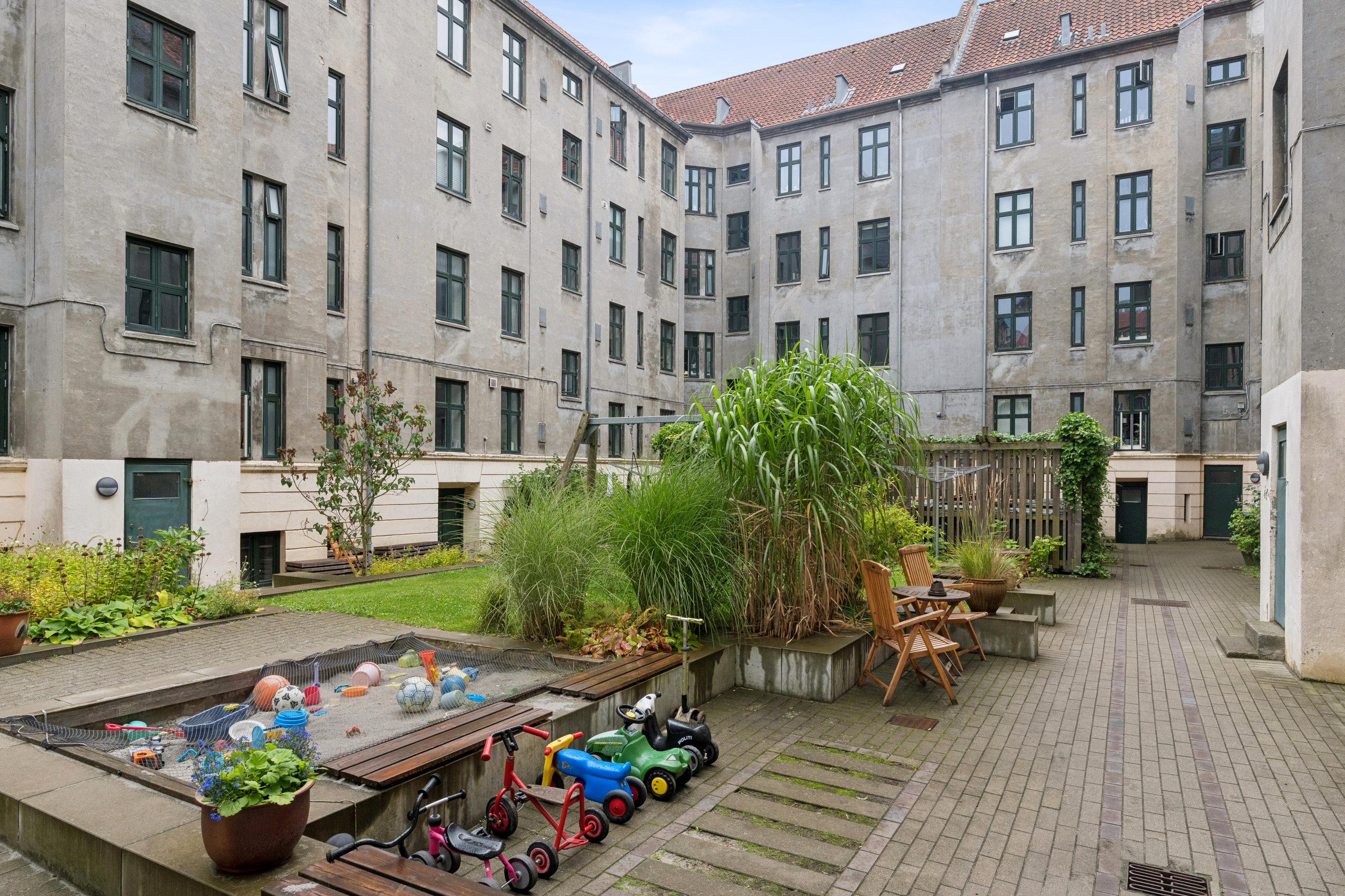 Fremhævet gårdmiljø billede i fuldskærmstilstand. Billede af Marthagade 6, 1. th., 2100 København Ø