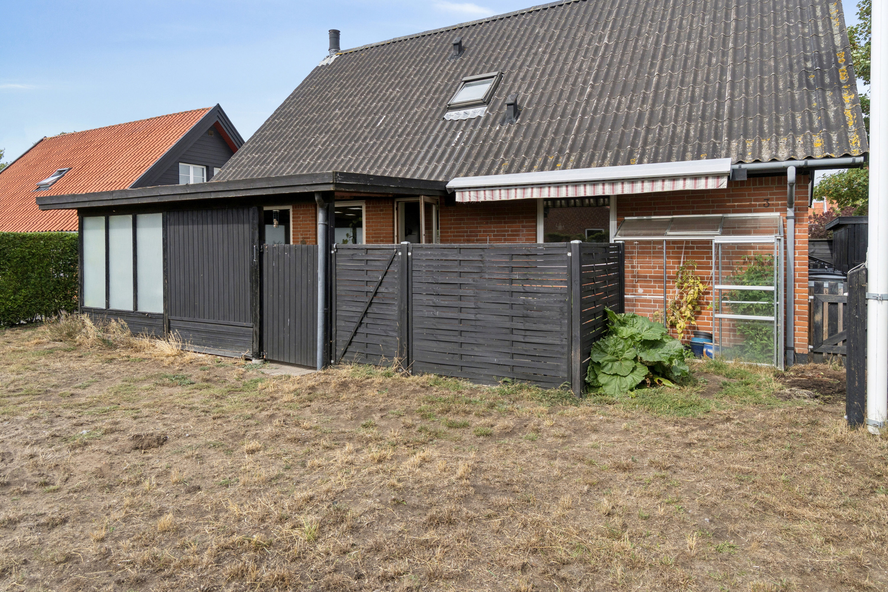 Fremhævet set fra haven billede i fuldskærmstilstand. Billede af Pilehøj 3, 3700 Rønne