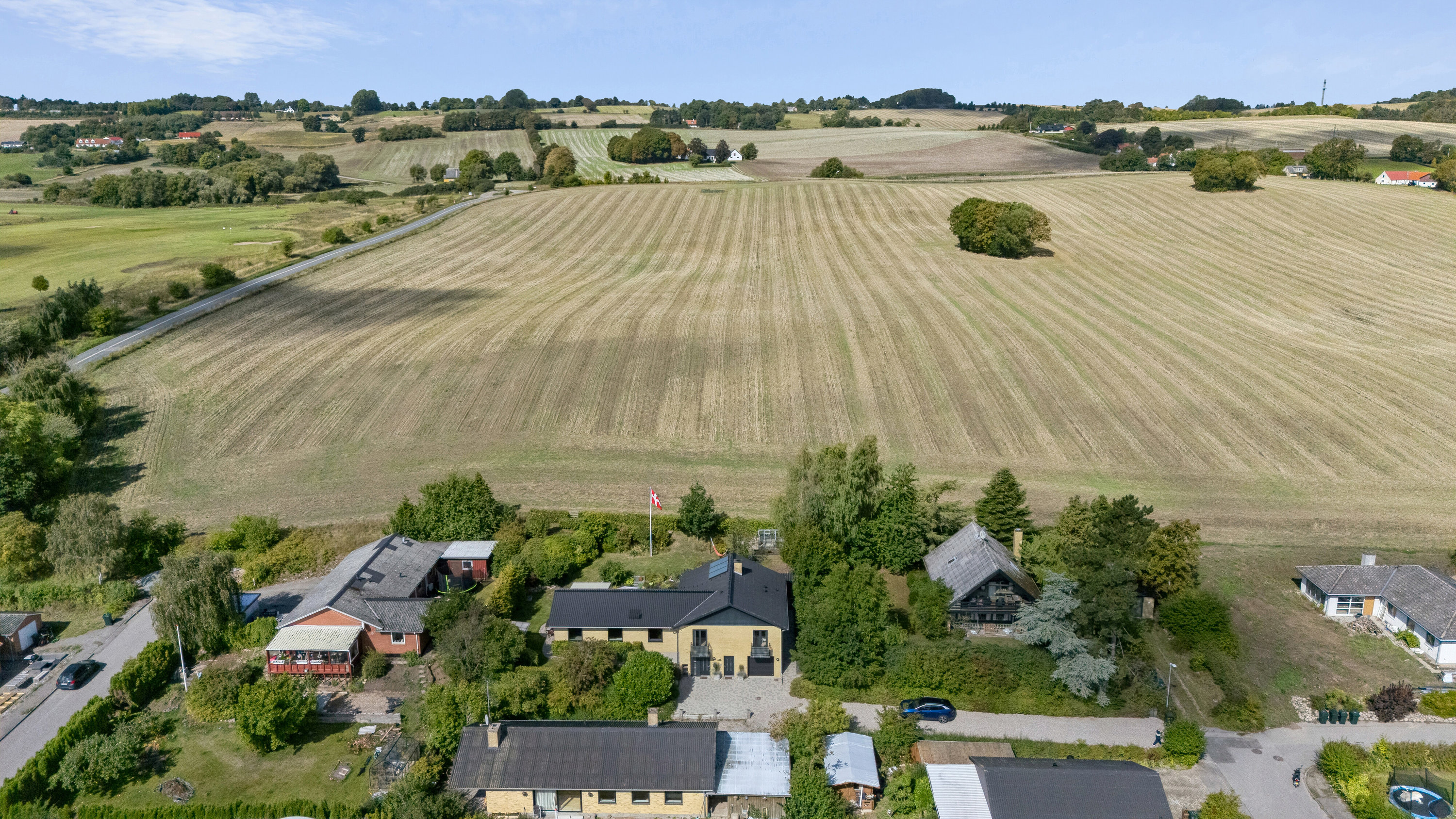 Fremhævet luftfoto billede i fuldskærmstilstand. Billede af Præstebjergvej 21, Kirkebyen, 4540 Fårevejle