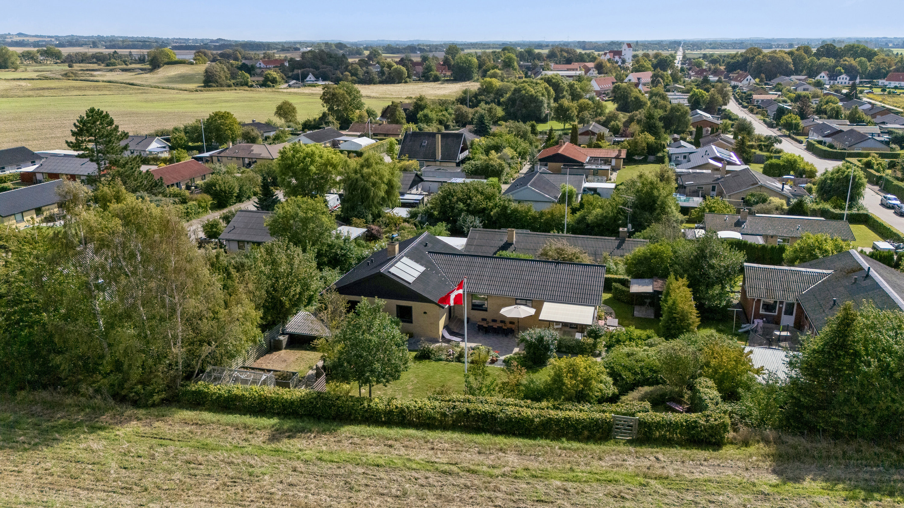 Fremhævet luftfoto billede i fuldskærmstilstand. Billede af Præstebjergvej 21, Kirkebyen, 4540 Fårevejle