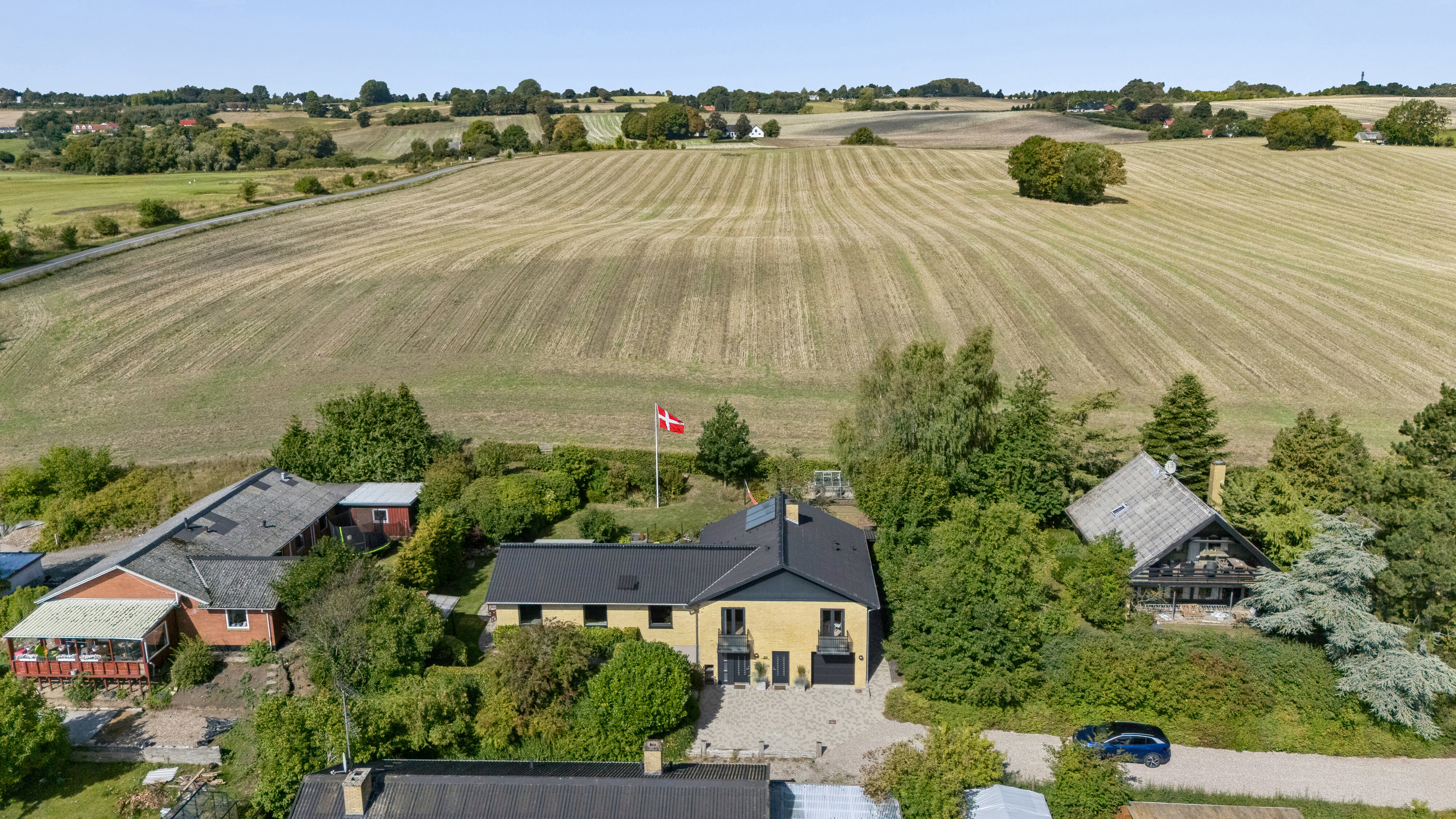 Fremhævet luftfoto billede i fuldskærmstilstand. Billede af Præstebjergvej 21, Kirkebyen, 4540 Fårevejle