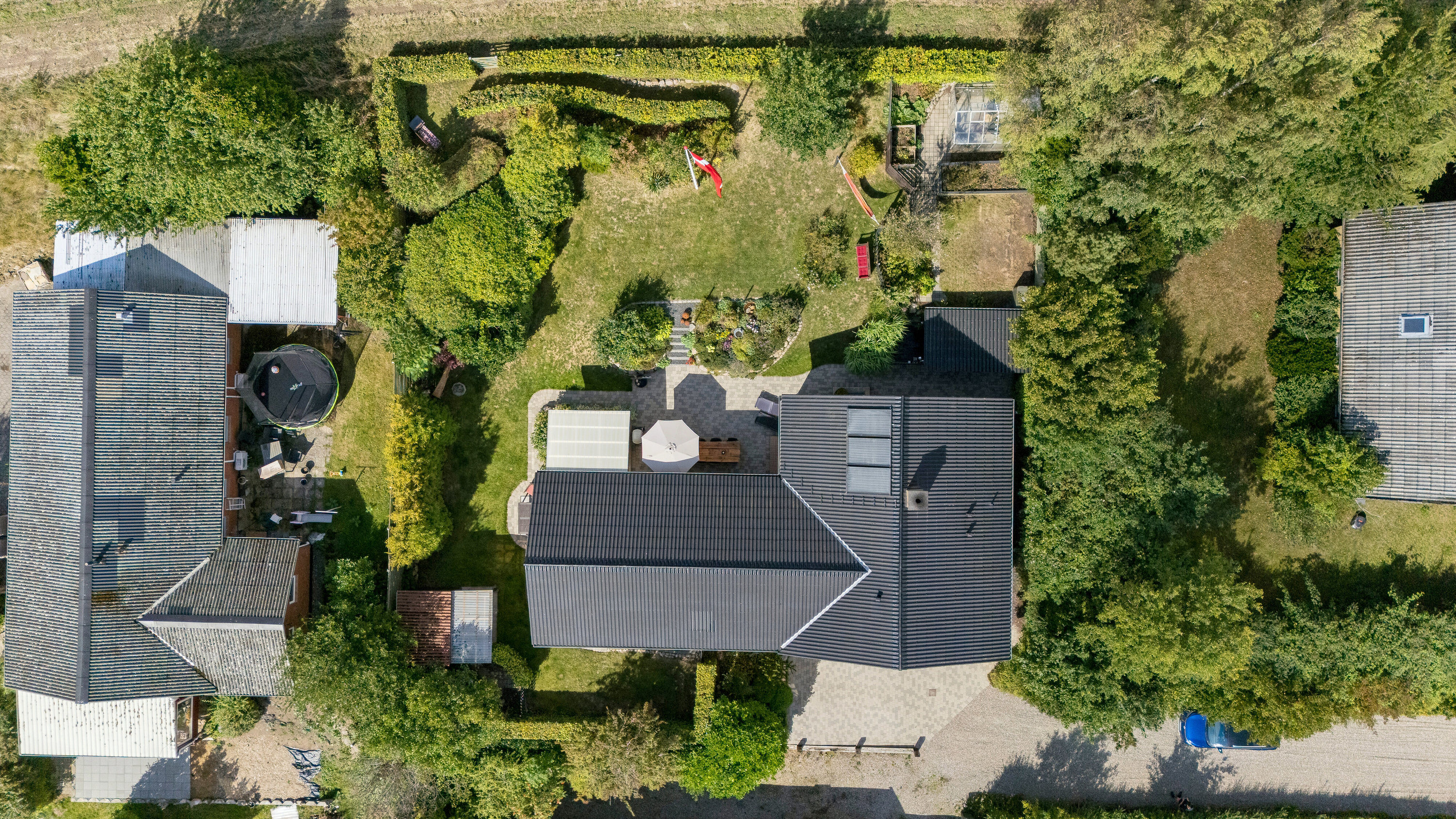 Fremhævet luftfoto billede i fuldskærmstilstand. Billede af Præstebjergvej 21, Kirkebyen, 4540 Fårevejle