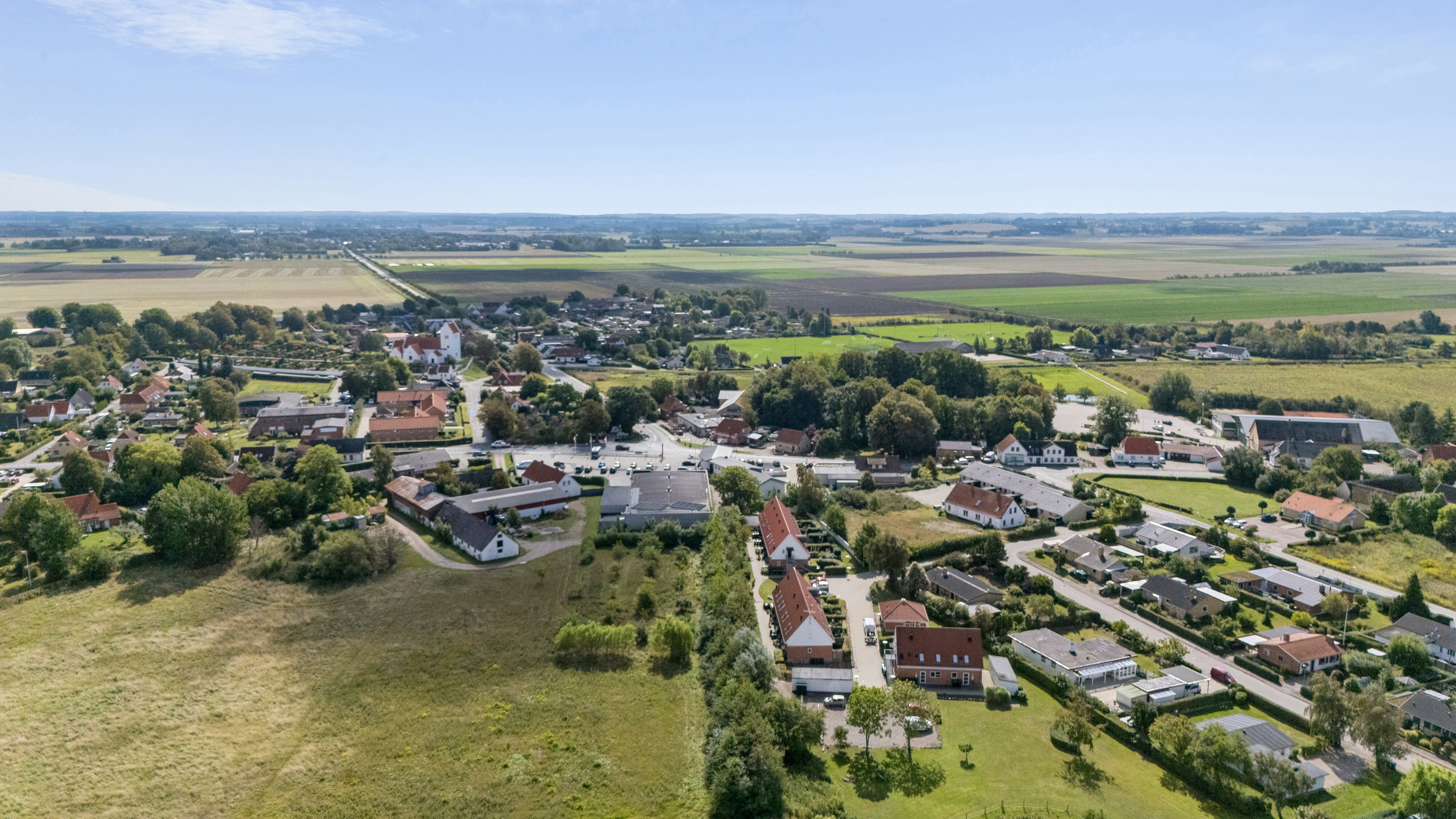 Fremhævet luftfoto billede i fuldskærmstilstand. Billede af Præstebjergvej 21, Kirkebyen, 4540 Fårevejle