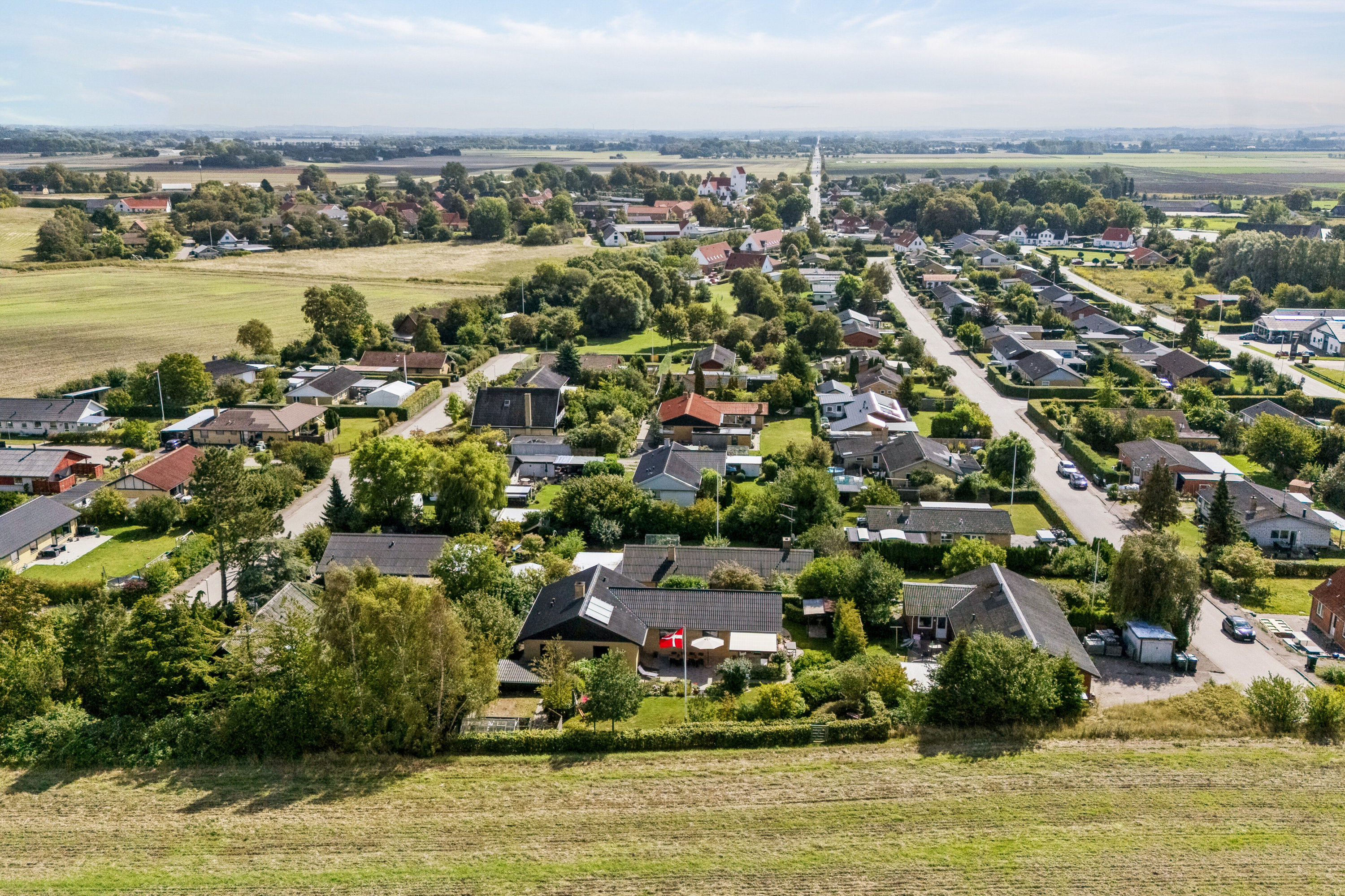 Fremhævet luftfoto billede i fuldskærmstilstand. Billede af Præstebjergvej 21, Kirkebyen, 4540 Fårevejle