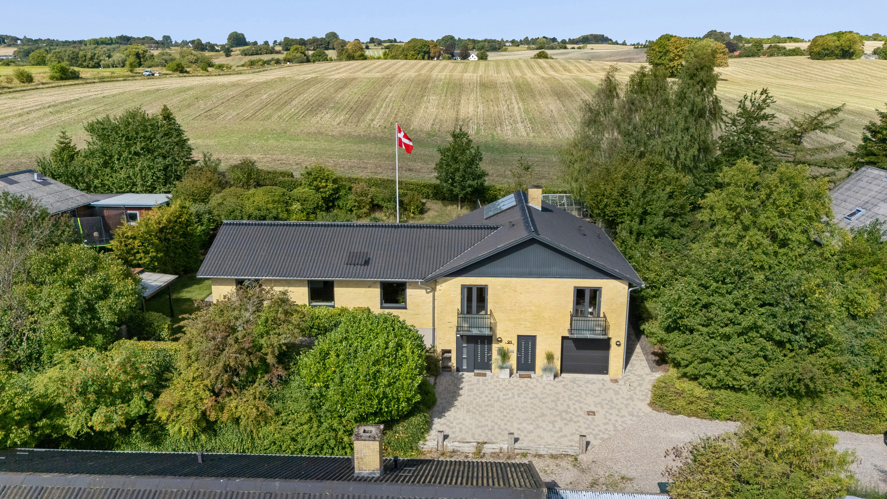 Fremhævet luftfoto billede i fuldskærmstilstand. Billede af Præstebjergvej 21, Kirkebyen, 4540 Fårevejle