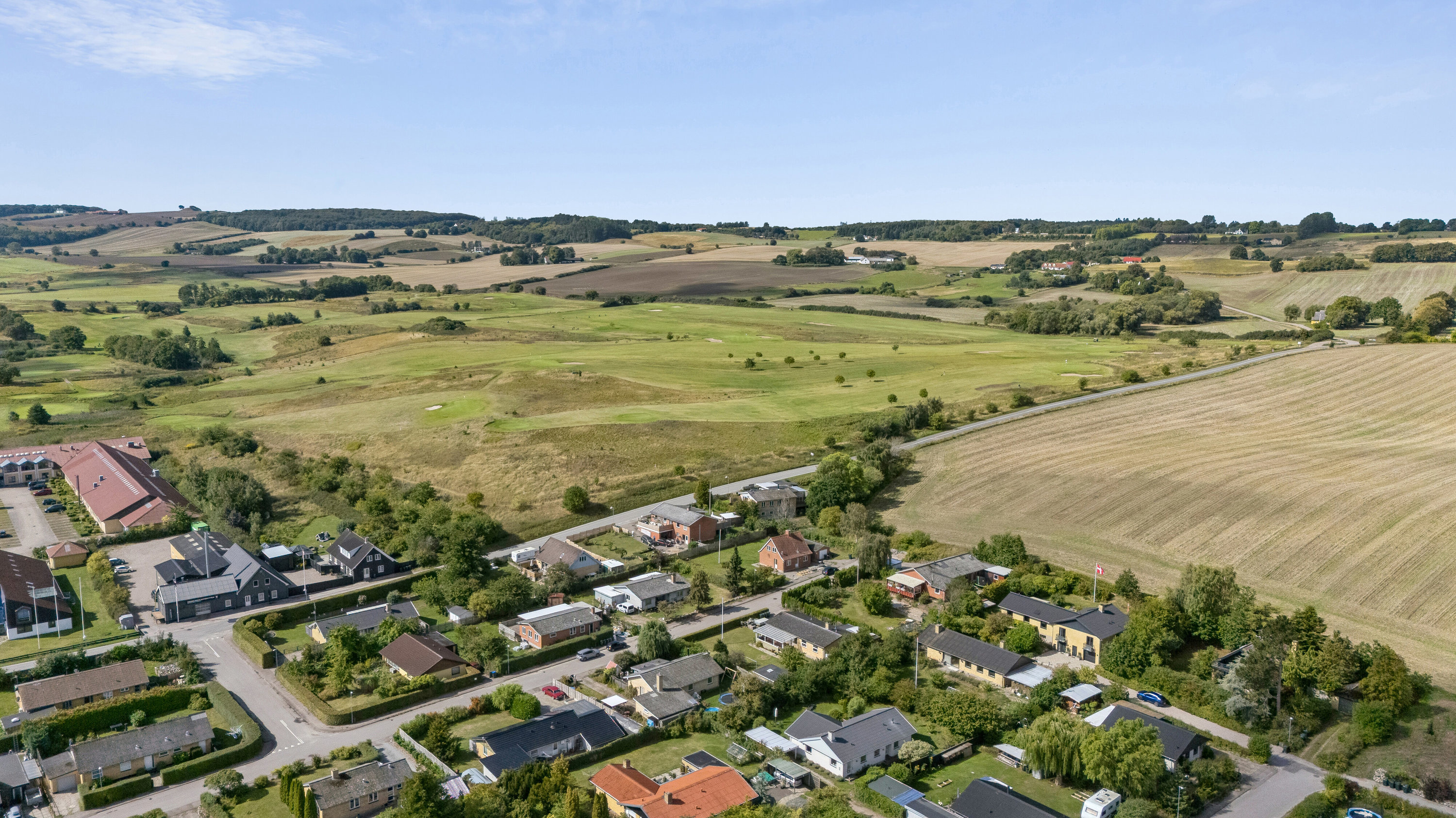 Fremhævet luftfoto billede i fuldskærmstilstand. Billede af Præstebjergvej 21, Kirkebyen, 4540 Fårevejle