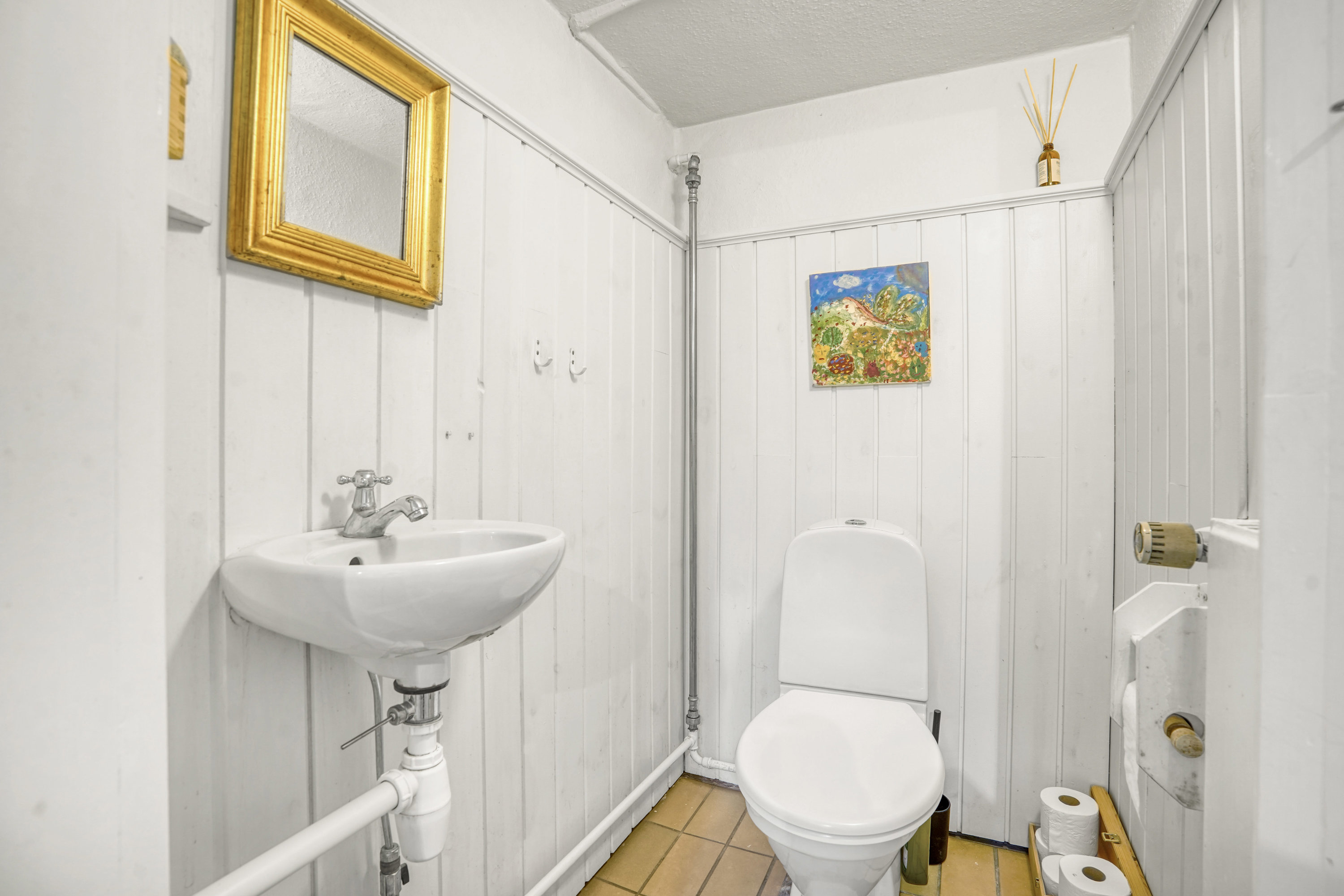 Fremhævet toilet billede i fuldskærmstilstand. Billede af Helgavej 7, 5230 Odense M