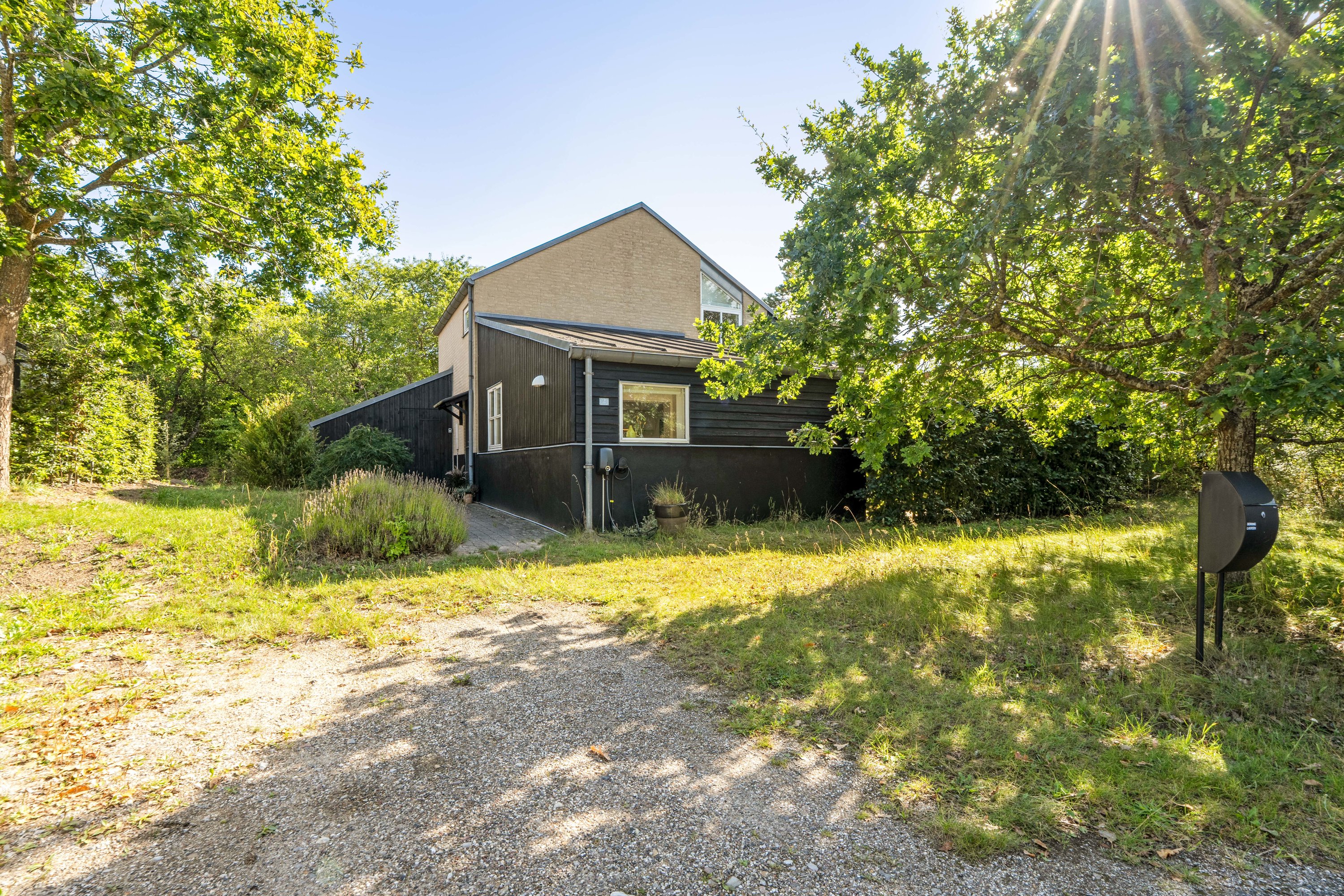 Fremhævet facade billede i fuldskærmstilstand. Billede af Kulsvier Huse 2, Gadevang, 3400 Hillerød