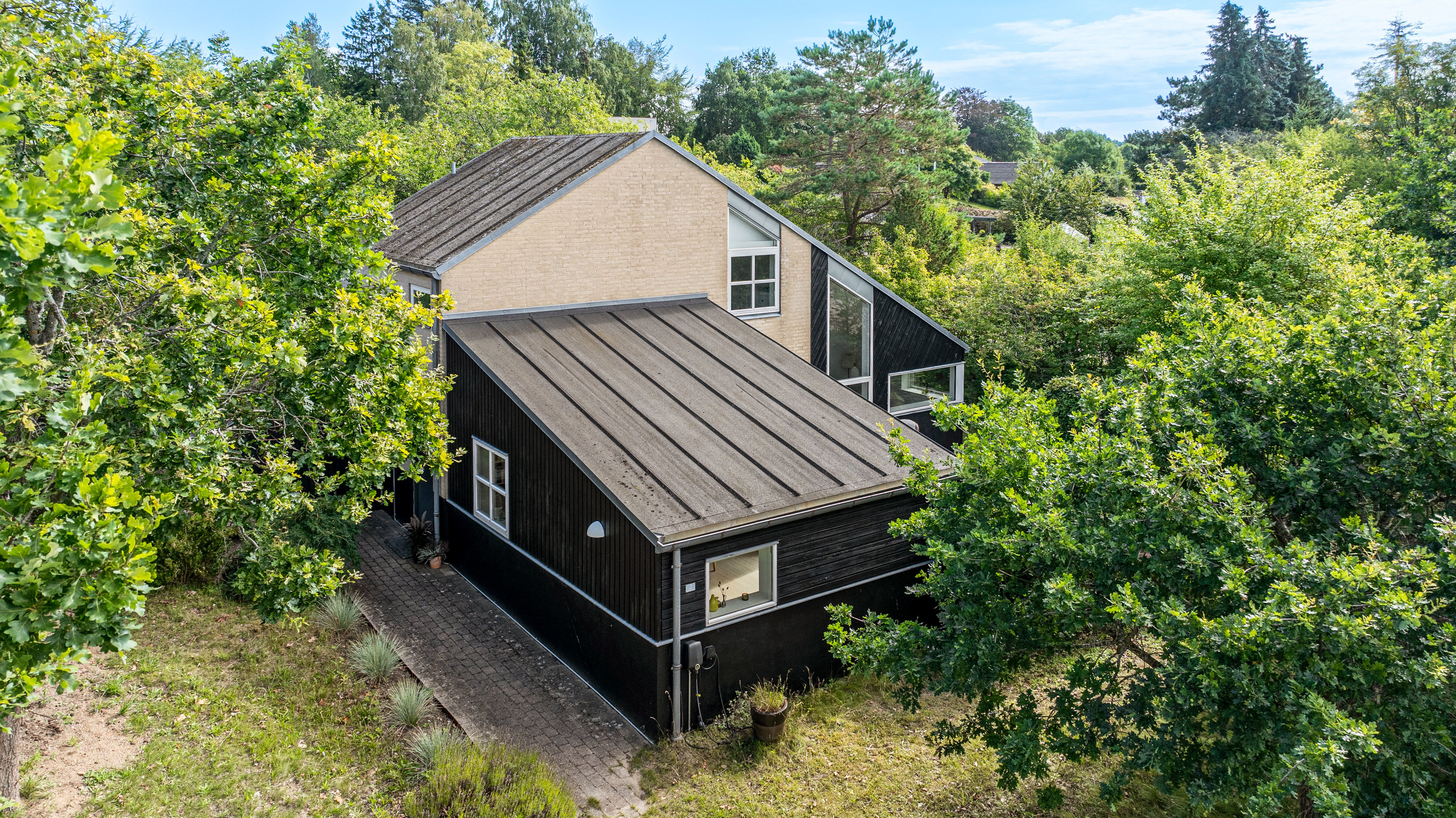 Fremhævet facade billede i fuldskærmstilstand. Billede af Kulsvier Huse 2, Gadevang, 3400 Hillerød