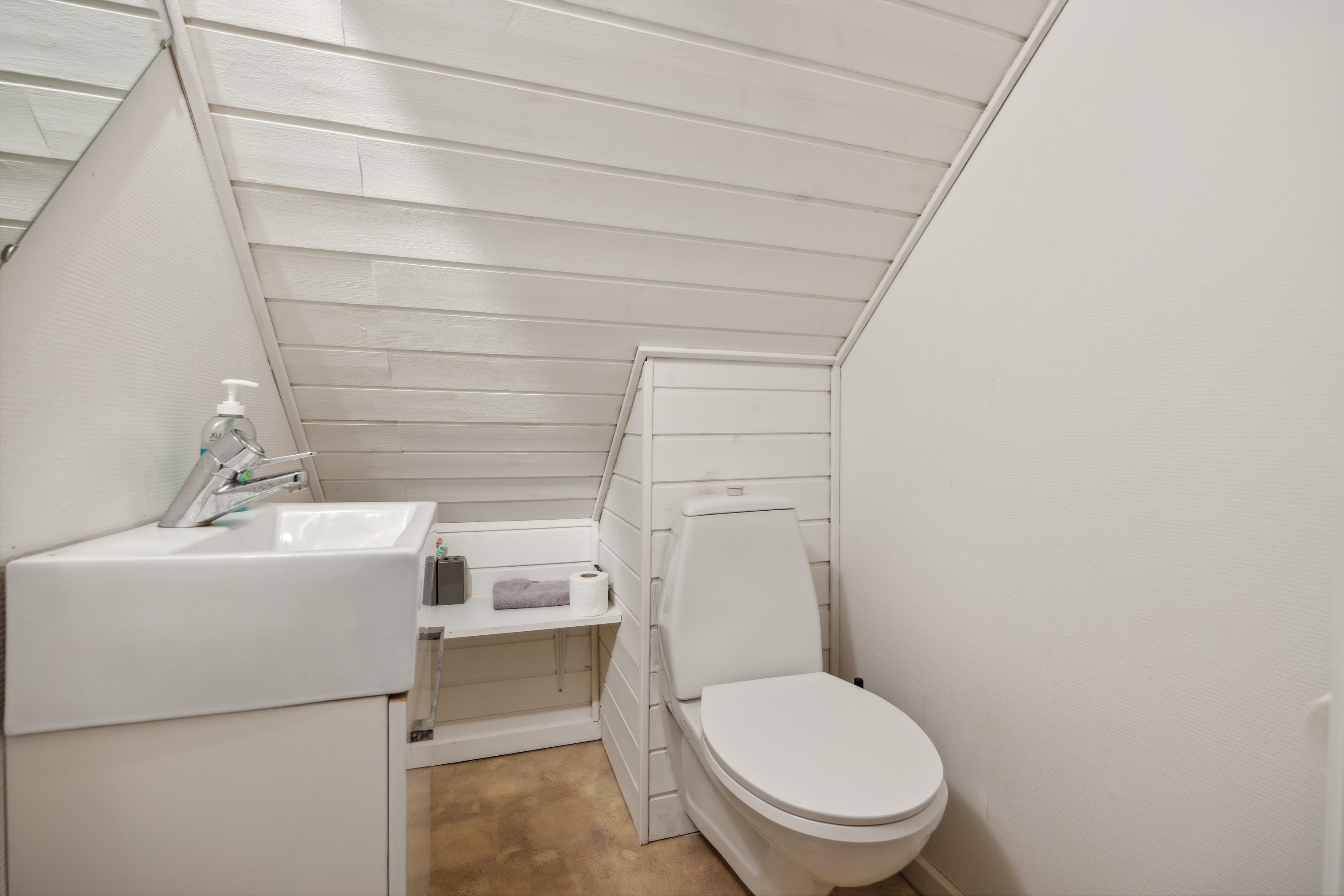 Fremhævet toilet billede i fuldskærmstilstand. Billede af Langgade 14, Kaas, 9490 Pandrup
