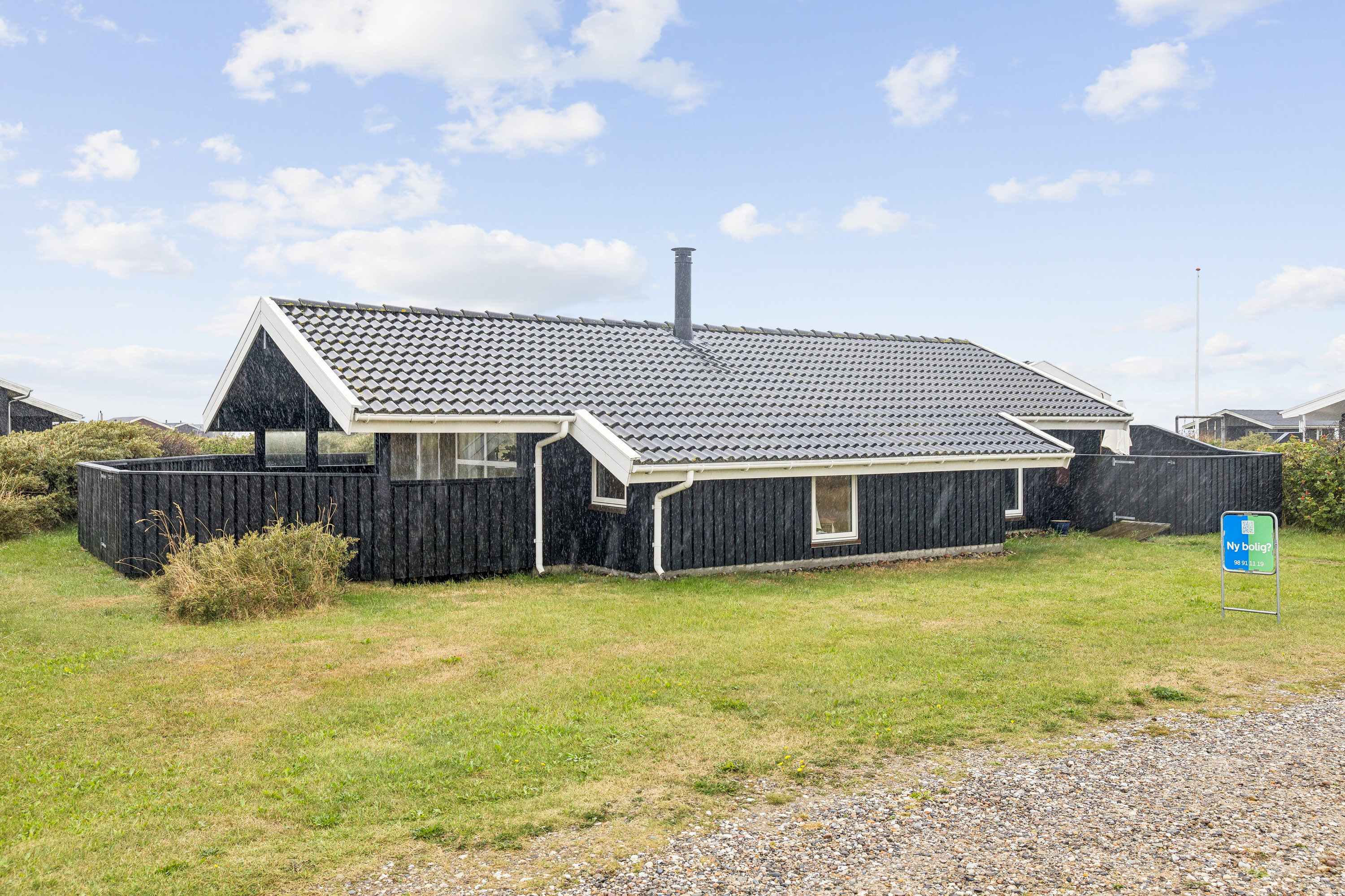 Fremhævet set fra vejen billede i fuldskærmstilstand. Billede af Aprilvej 10, Skal Klit, 9800 Hjørring