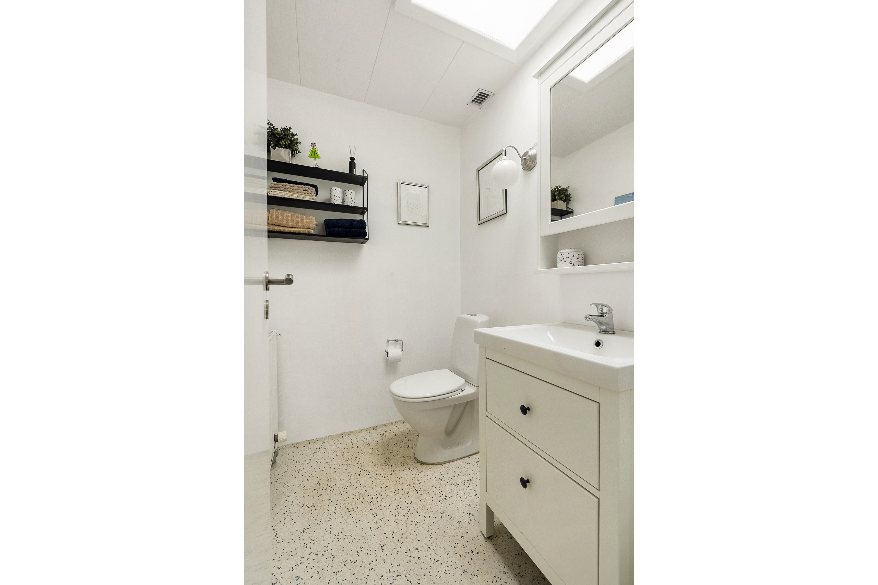 Fremhævet toilet billede i fuldskærmstilstand. Billede af Turkisvej 28, Tarup, 5210 Odense NV