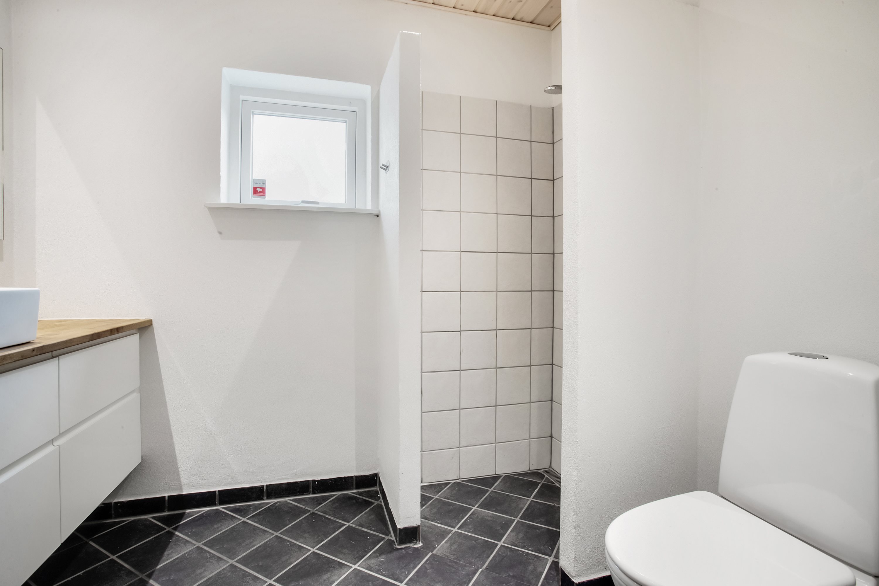 Fremhævet badeværelse billede i fuldskærmstilstand. Billede af Errested Kirkevej 5, Bjerning, 6100 Haderslev