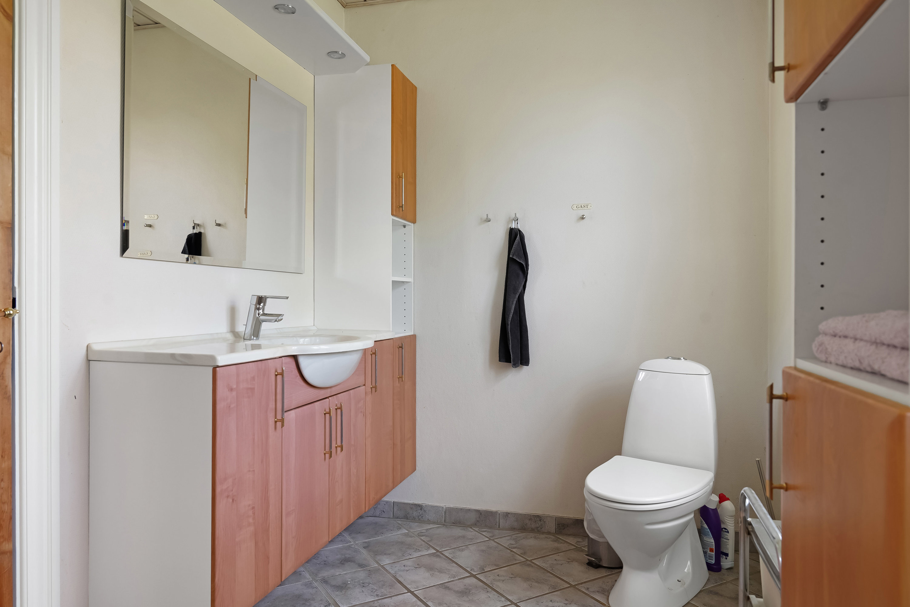 Fremhævet toilet billede i fuldskærmstilstand. Billede af Tørrildvej 5, 7300 Jelling