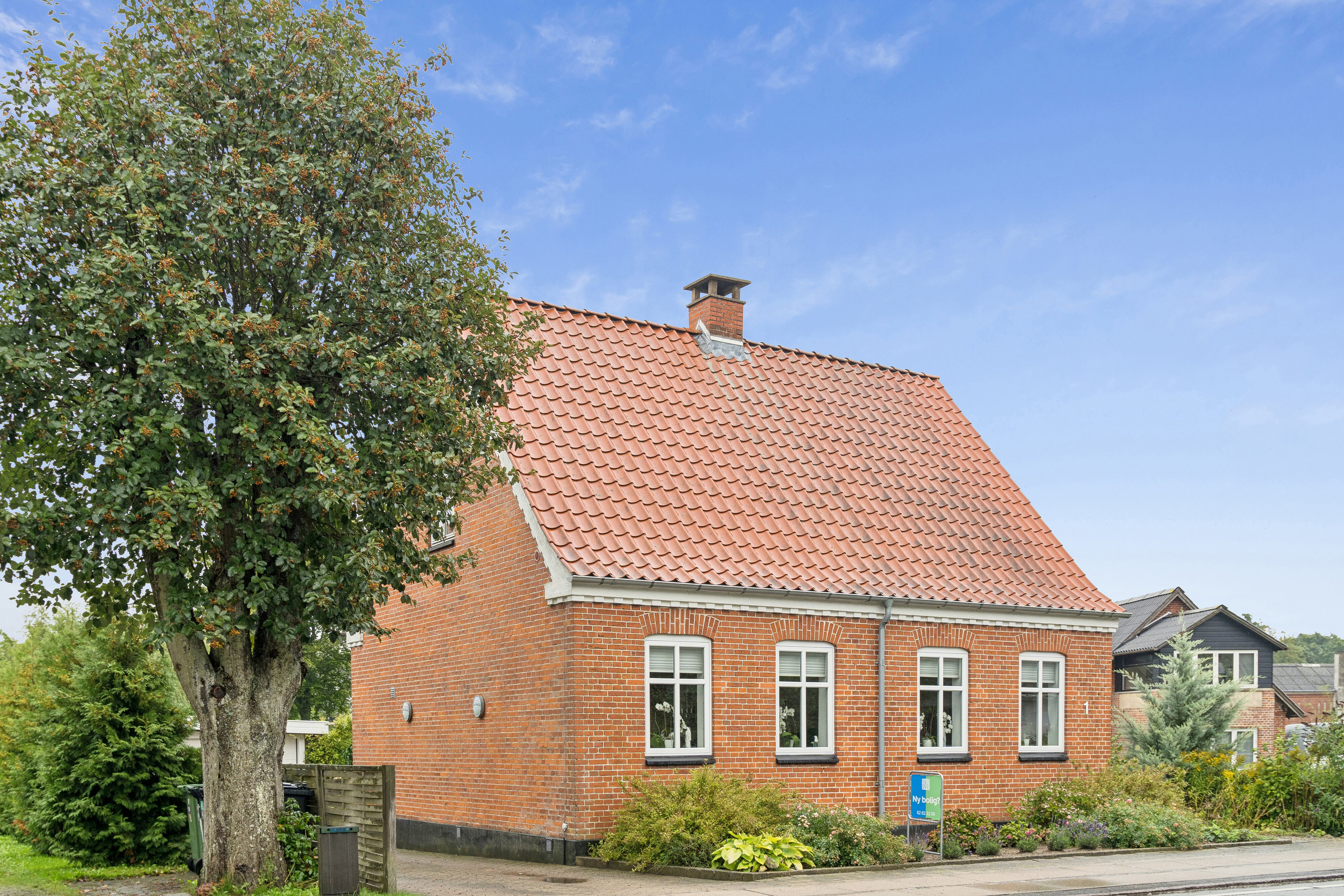 Fremhævet set fra vejen billede i fuldskærmstilstand. Billede af Højholtvej 1, 5856 Ryslinge
