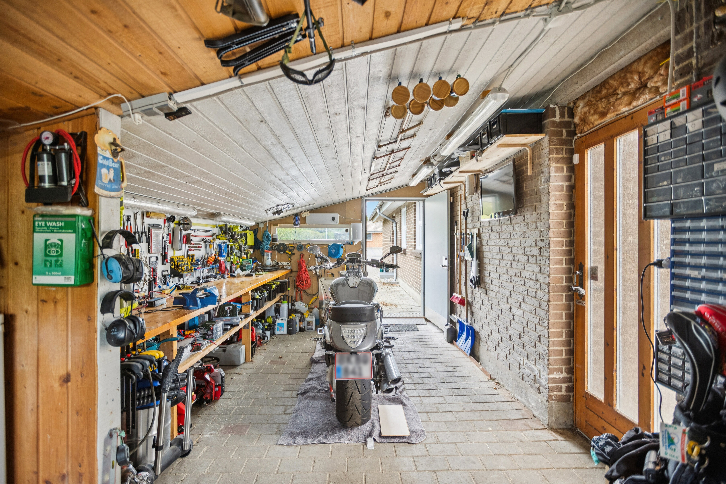 Fremhævet garage billede i fuldskærmstilstand. Billede af Følfodvej 8, 9800 Hjørring