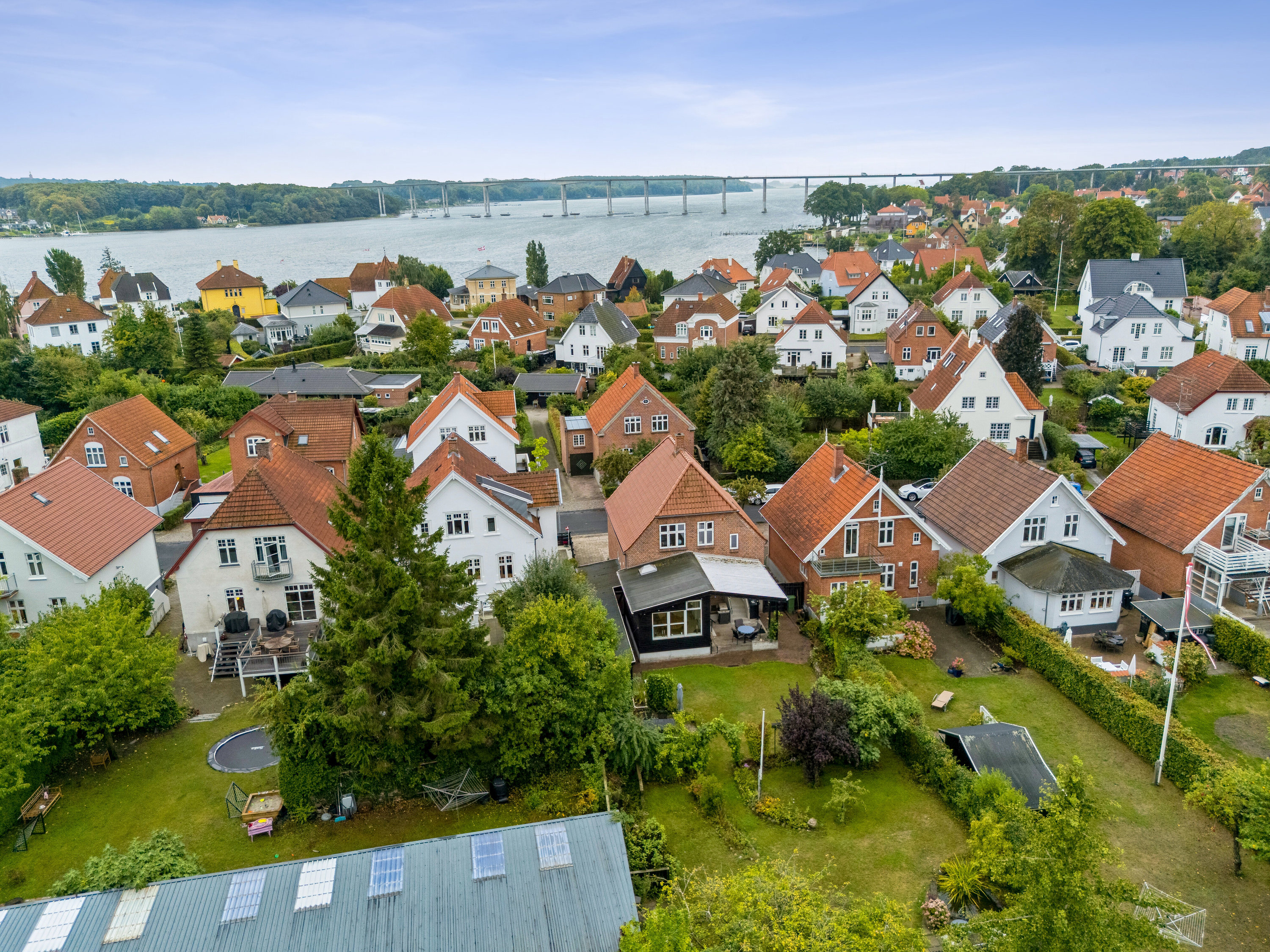 Fremhævet luftfoto billede i fuldskærmstilstand. Billede af Willemoesvej 13, 5700 Svendborg